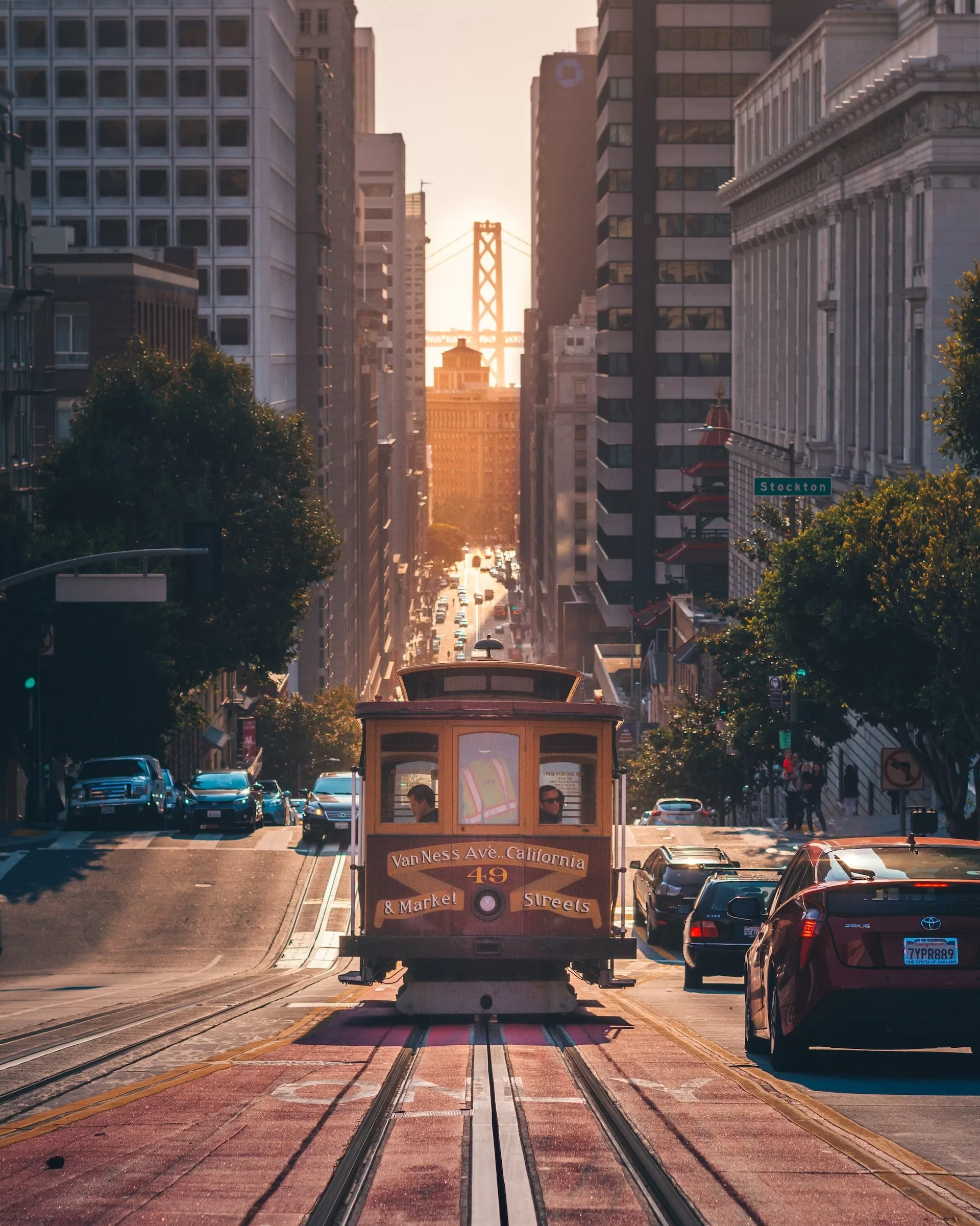 Cable Car in San Francisco met de Golden Gate Bridge op de achtergrond