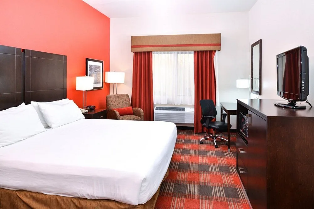 hotelkamer met kingsize bed, tv, zit gedeelte en bureau