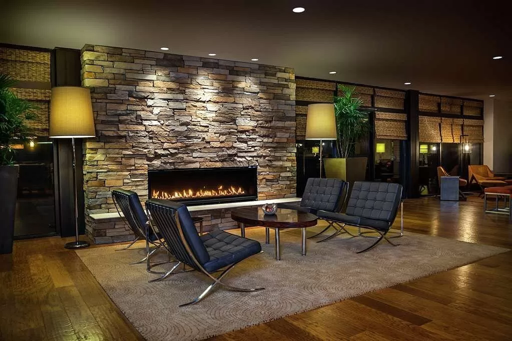 Zitgedeelte met openhaard in de lobby van het Hotel Double Tree Burlingame