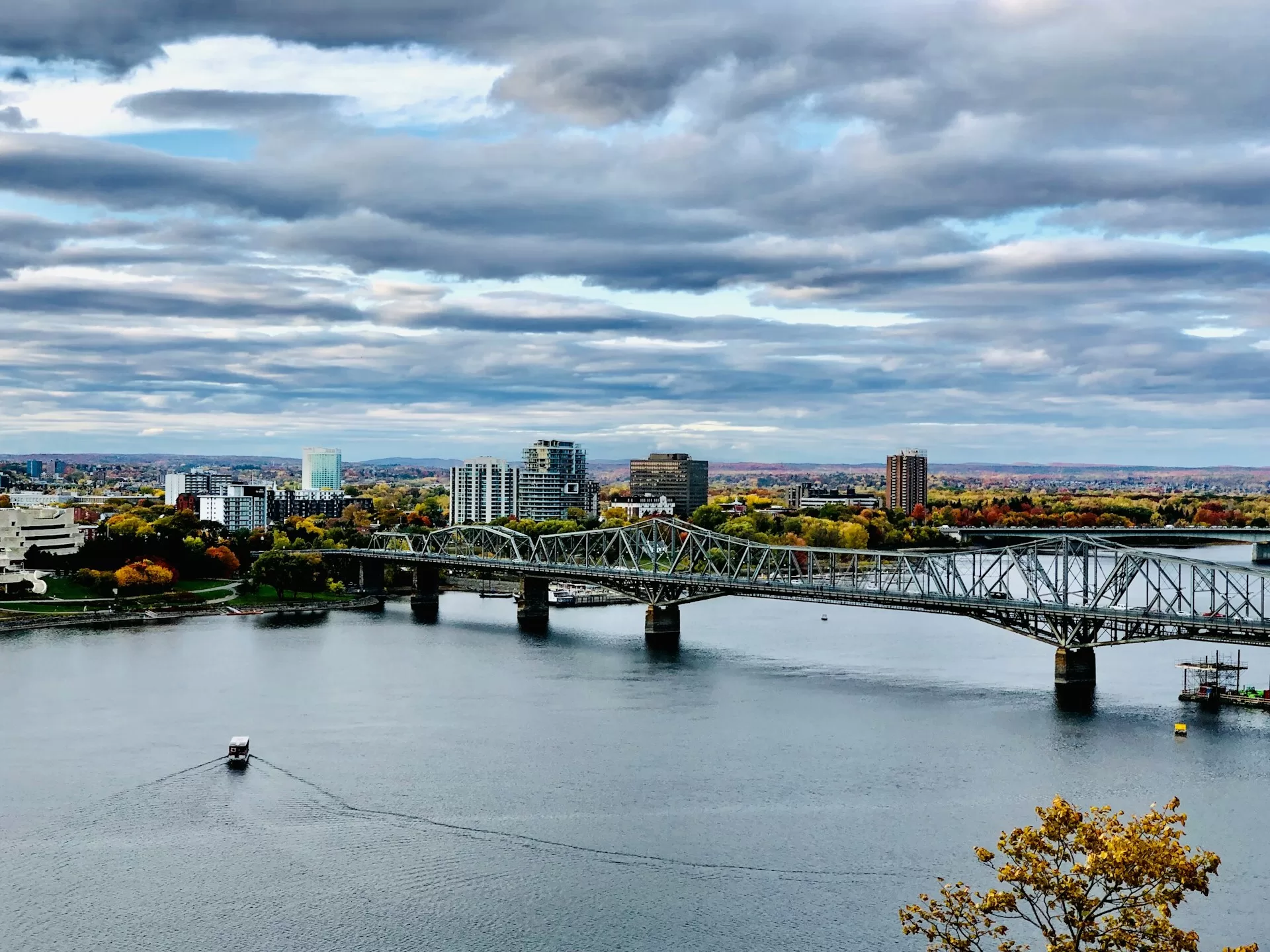 Die Alexandra-Brücke über den Ottawa River mit der Skyline von Ottawa im Hintergrund