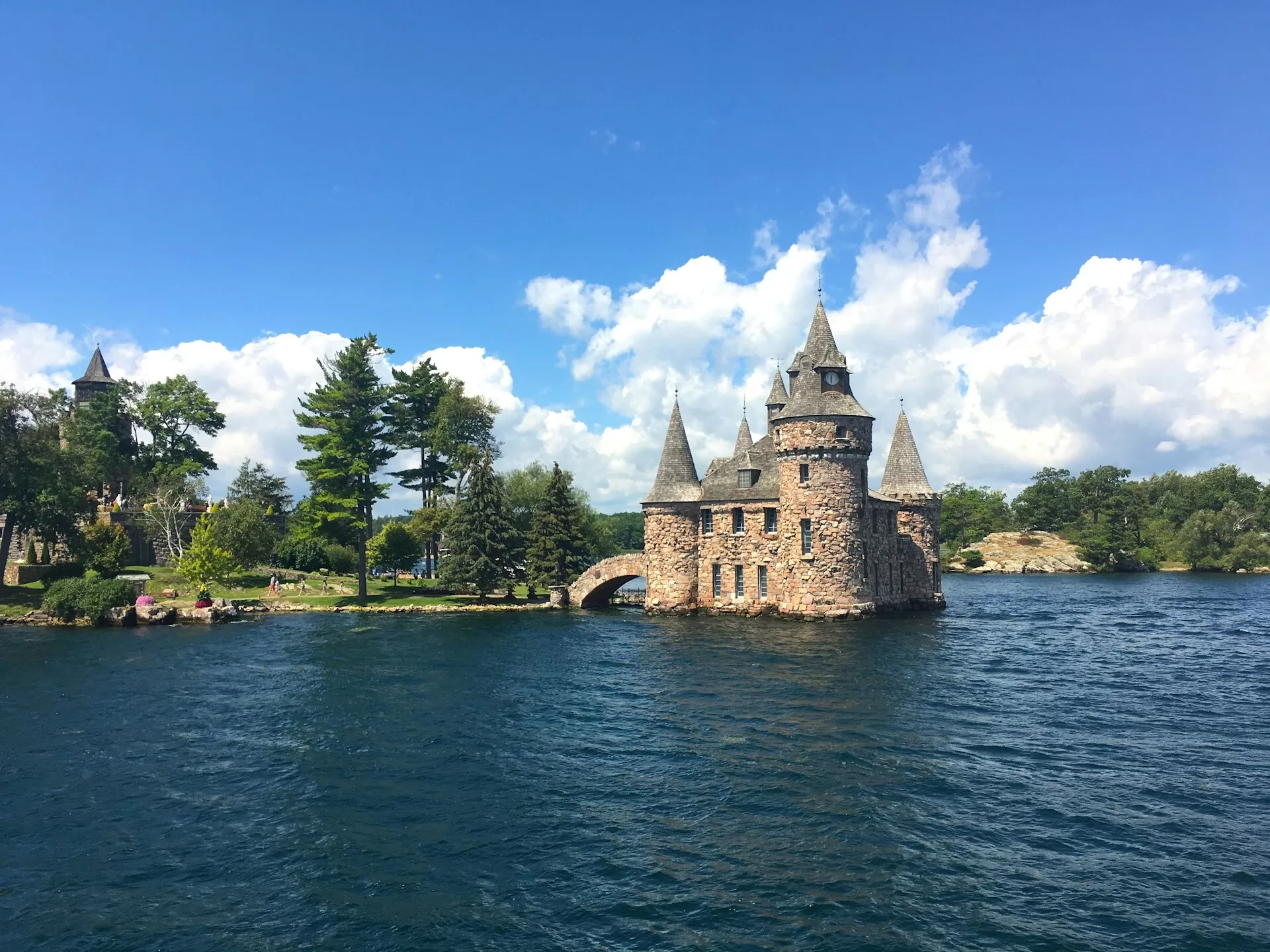 Boldt Castle und Boldt Yacht House, umgeben von Wasser und Bäumen, auf den Thousand Islands, New York