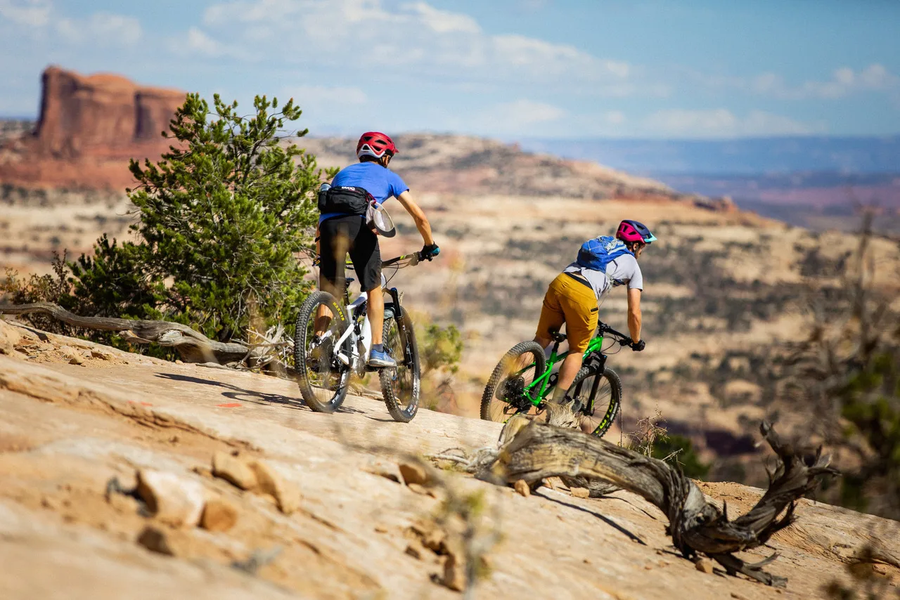 Twee Mountainbikers gaan downhill in Arches National Park
