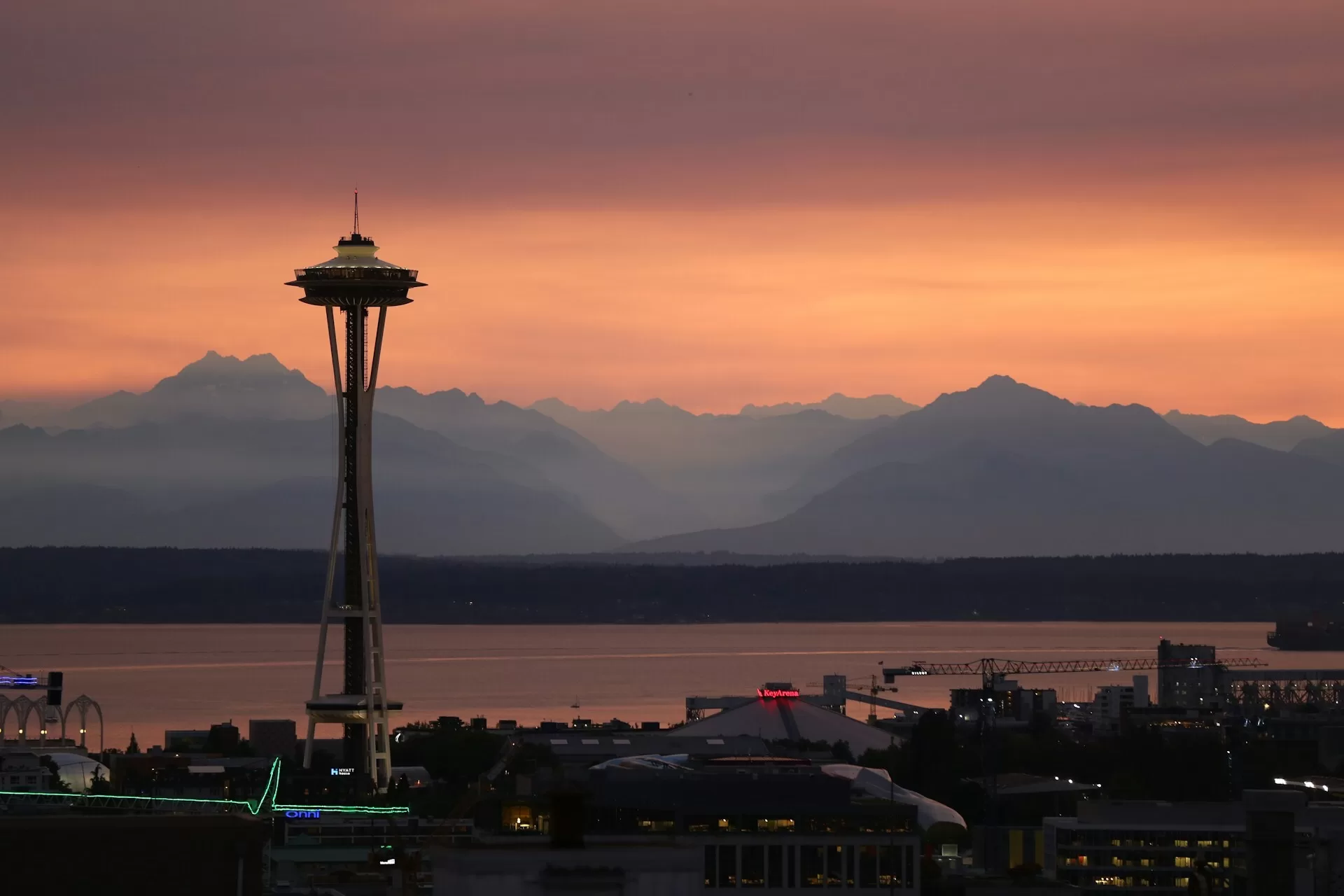 De Space Needle in Seattle tijdens zonsondergang