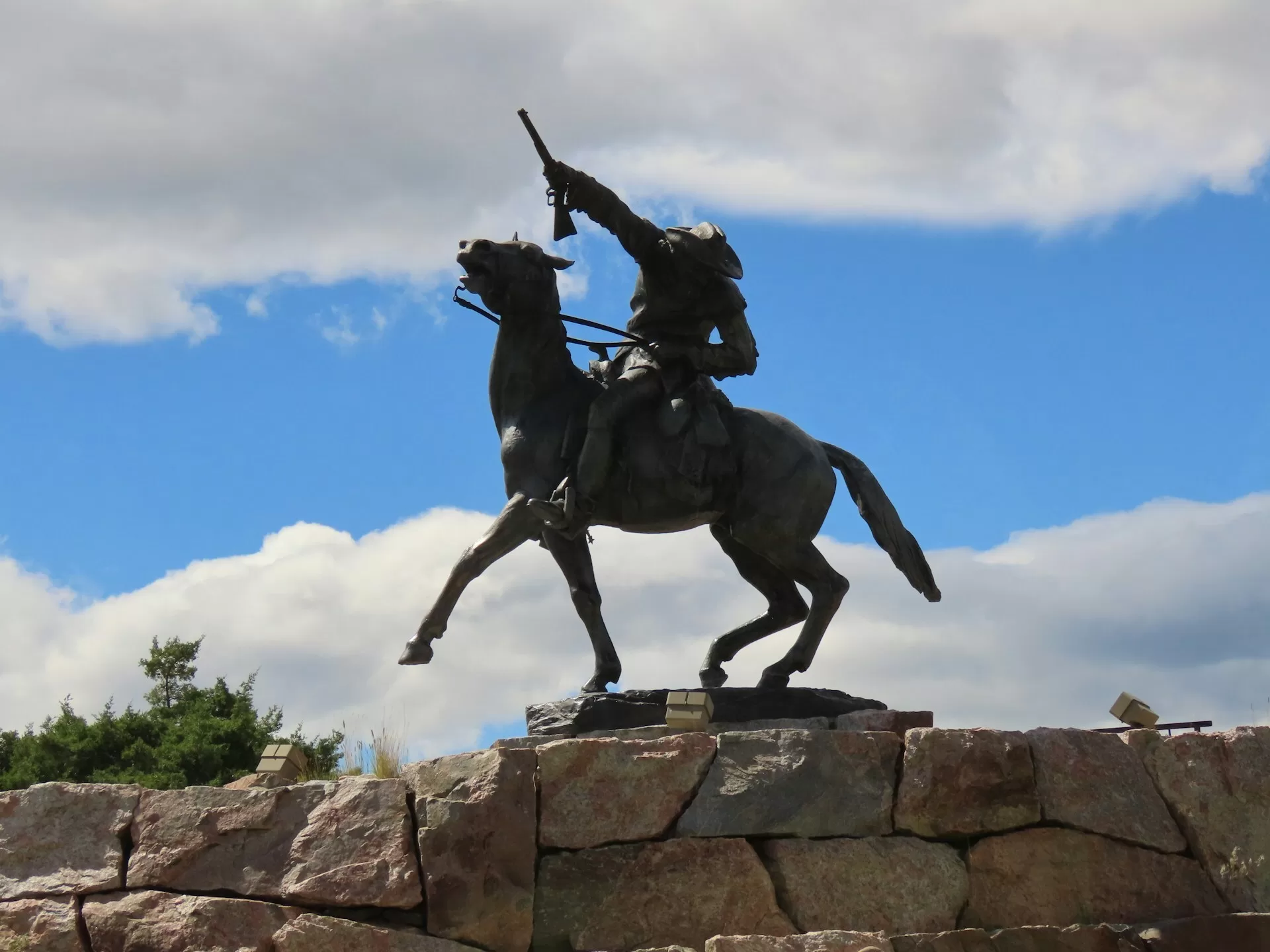 Standbeeld van een man op een paard in Cody, Wyoming