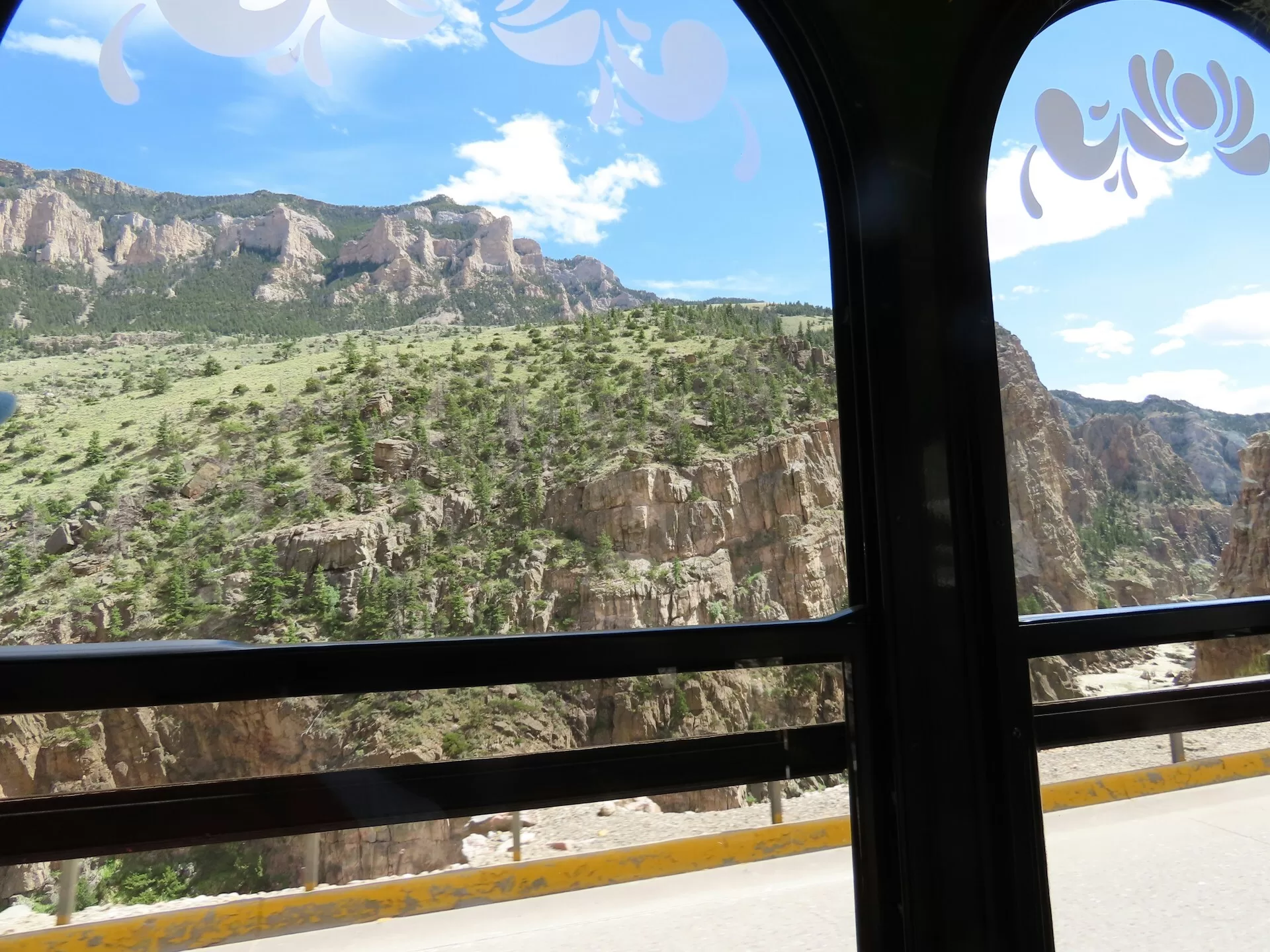 Uitzicht over de rotsen en bergen van Cody vanuit een trein
