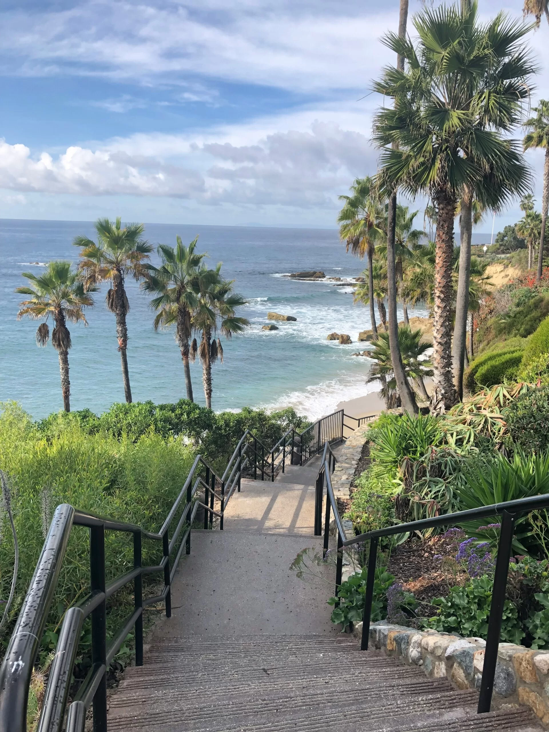 Een trap die je naar het strand van Laguna Beach brengt