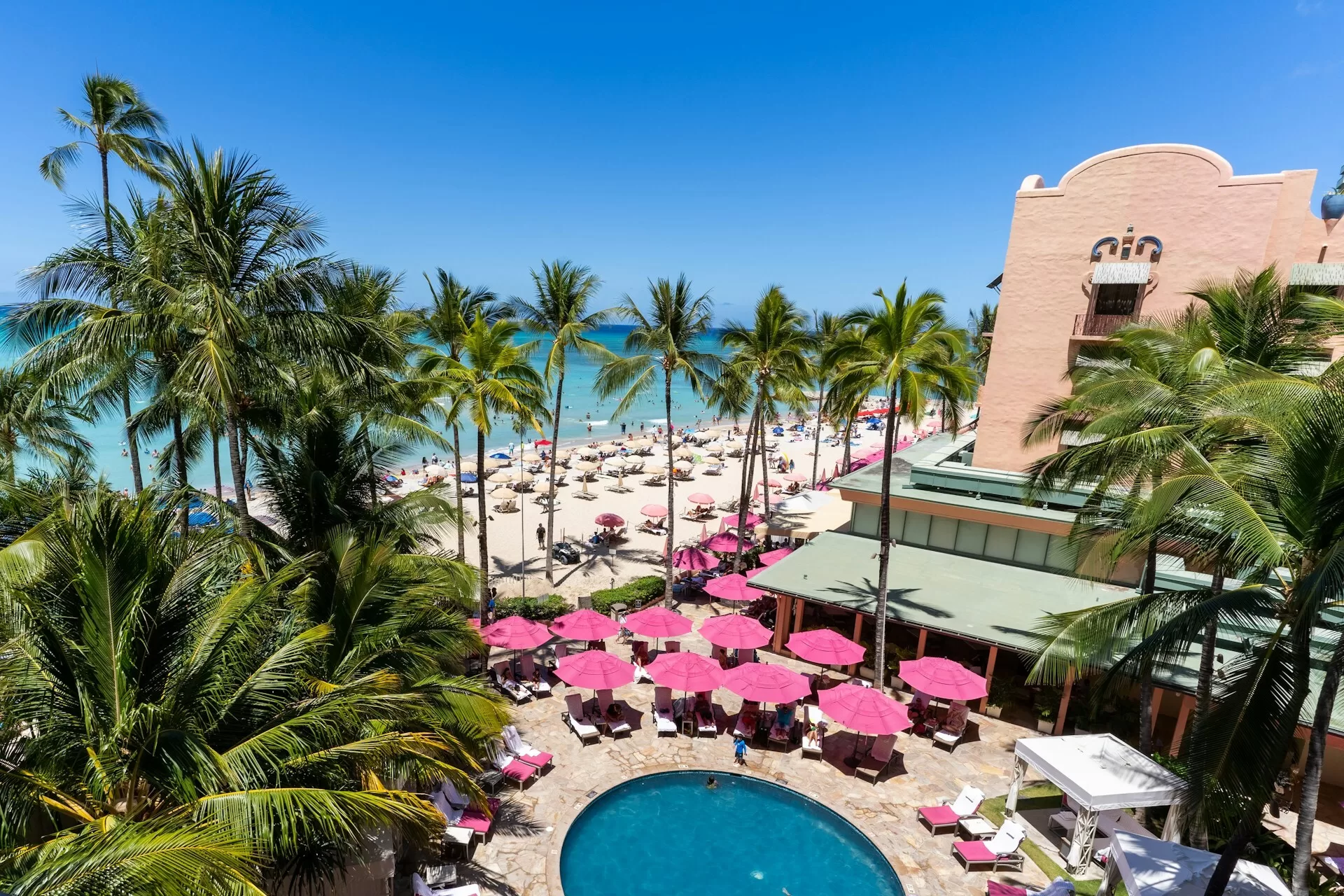 Uitzicht vanuit een hotelkamer over het strand van Waikiki Beach