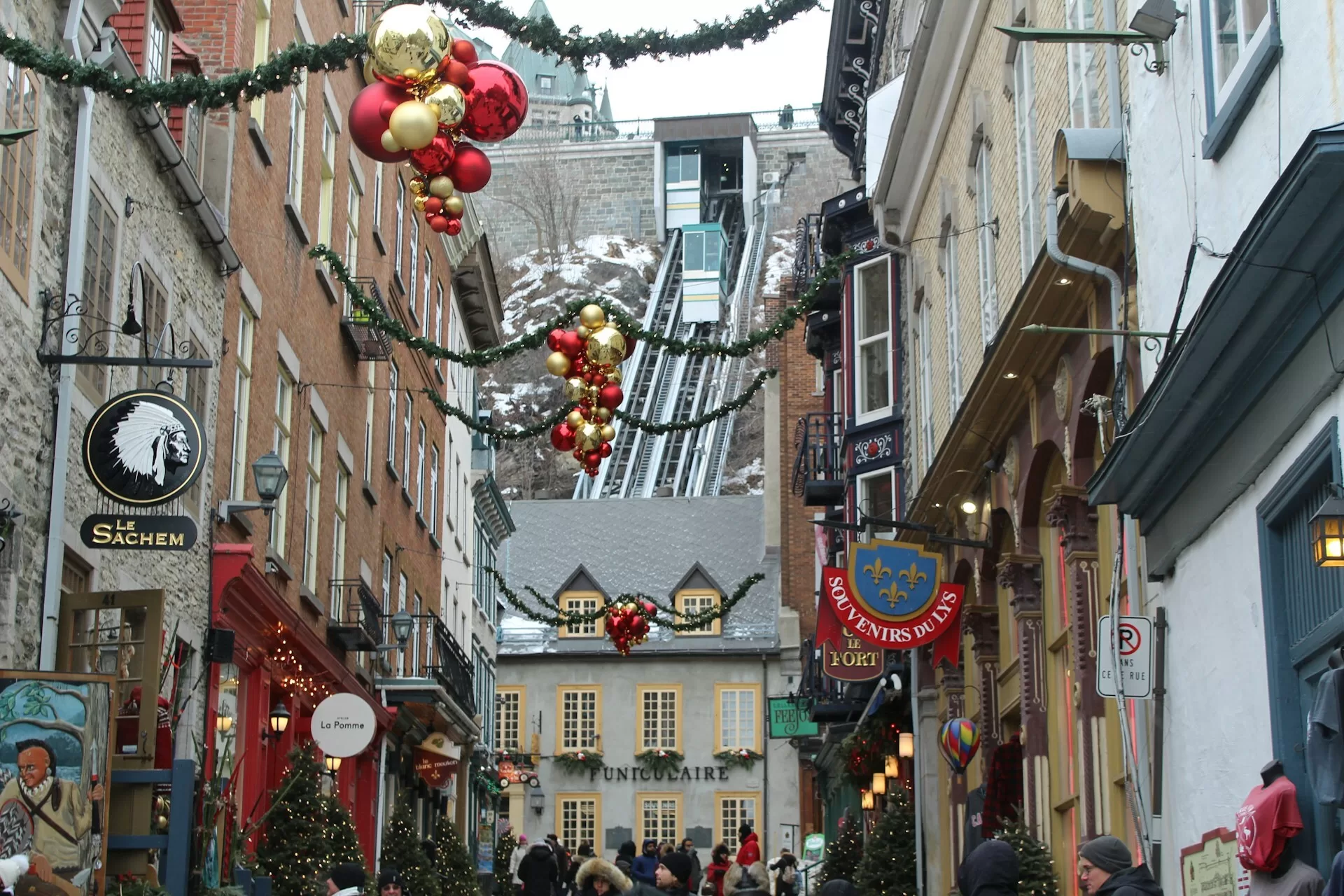 Een straat in het centrum van Quebec City, Canada tijdens de feestdagen