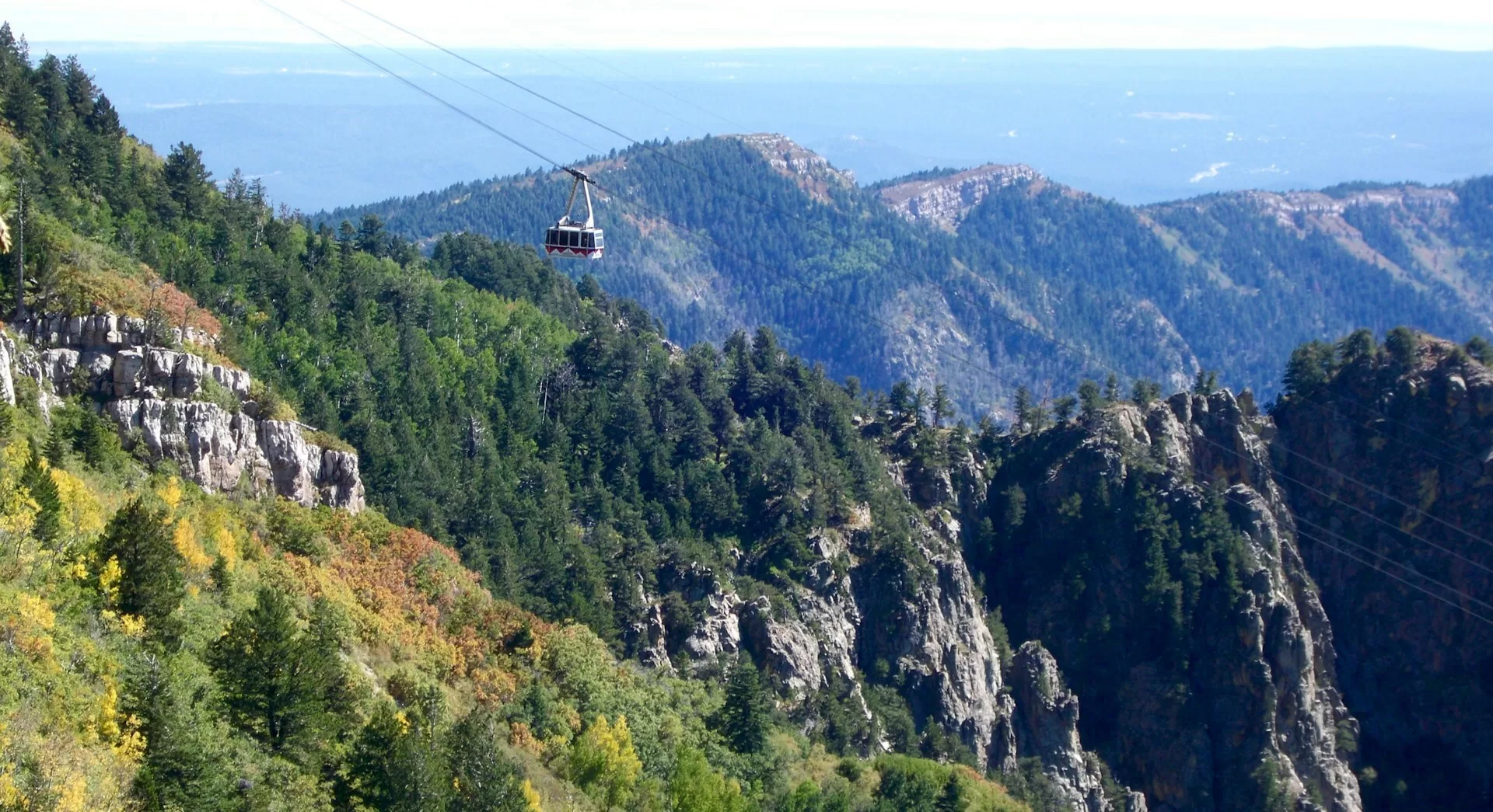 Sandia Peak Tramway over de bergen en bossen van Albuquerque