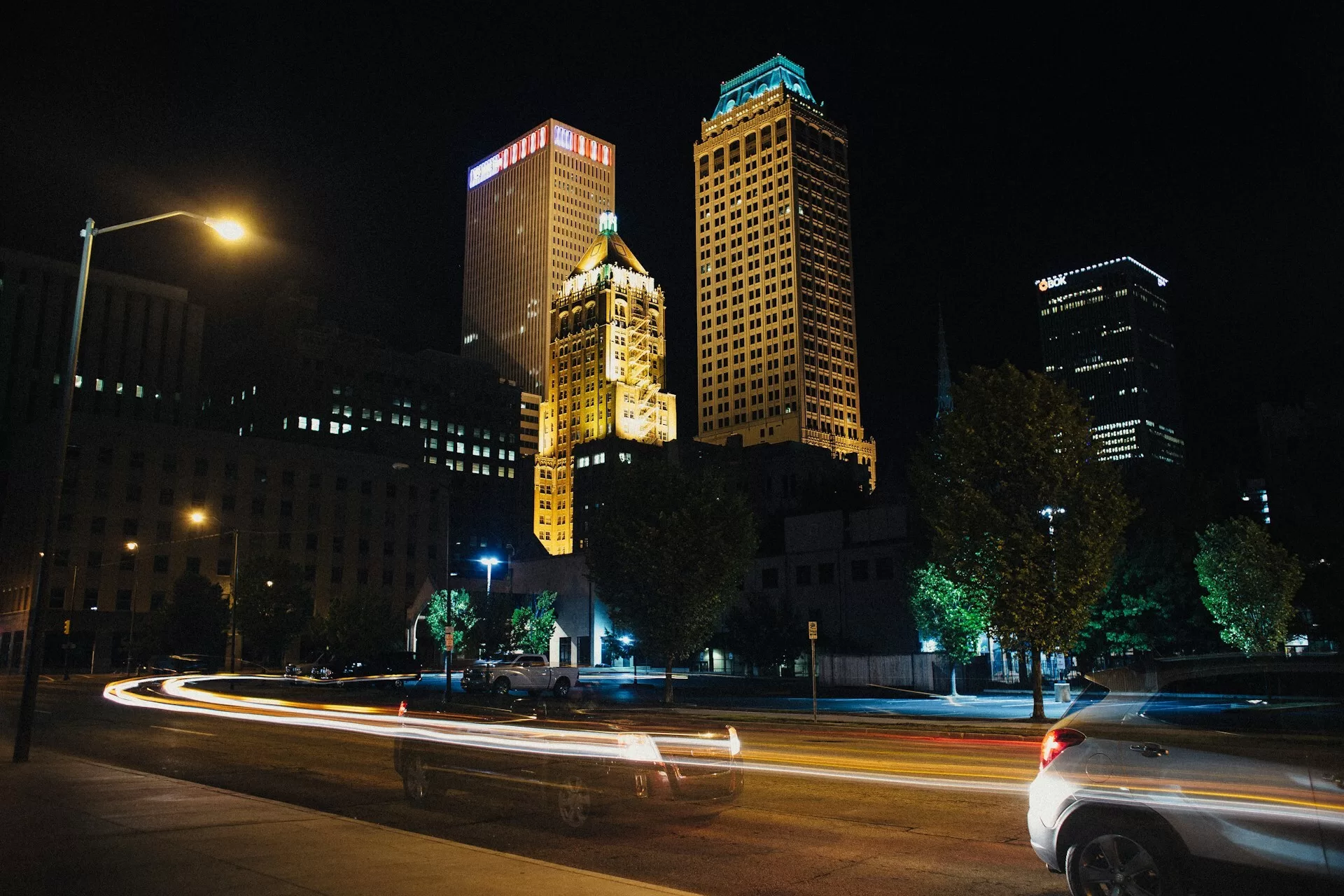 De binnenstad van Tulsa in Oklahoma in de nacht