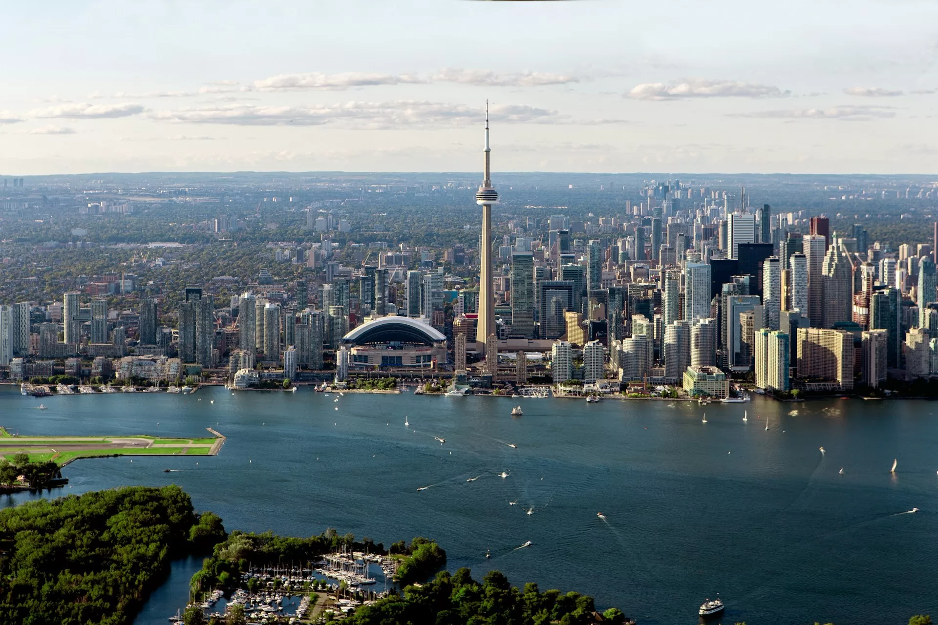 Uitzicht over de skyline van Toronto vanuit de lucht met de CN Tower als middelpunt