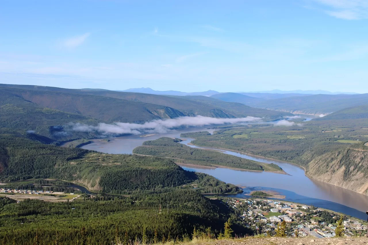 Uitzicht over de bossen en rivieren van Dawson City in Yukon