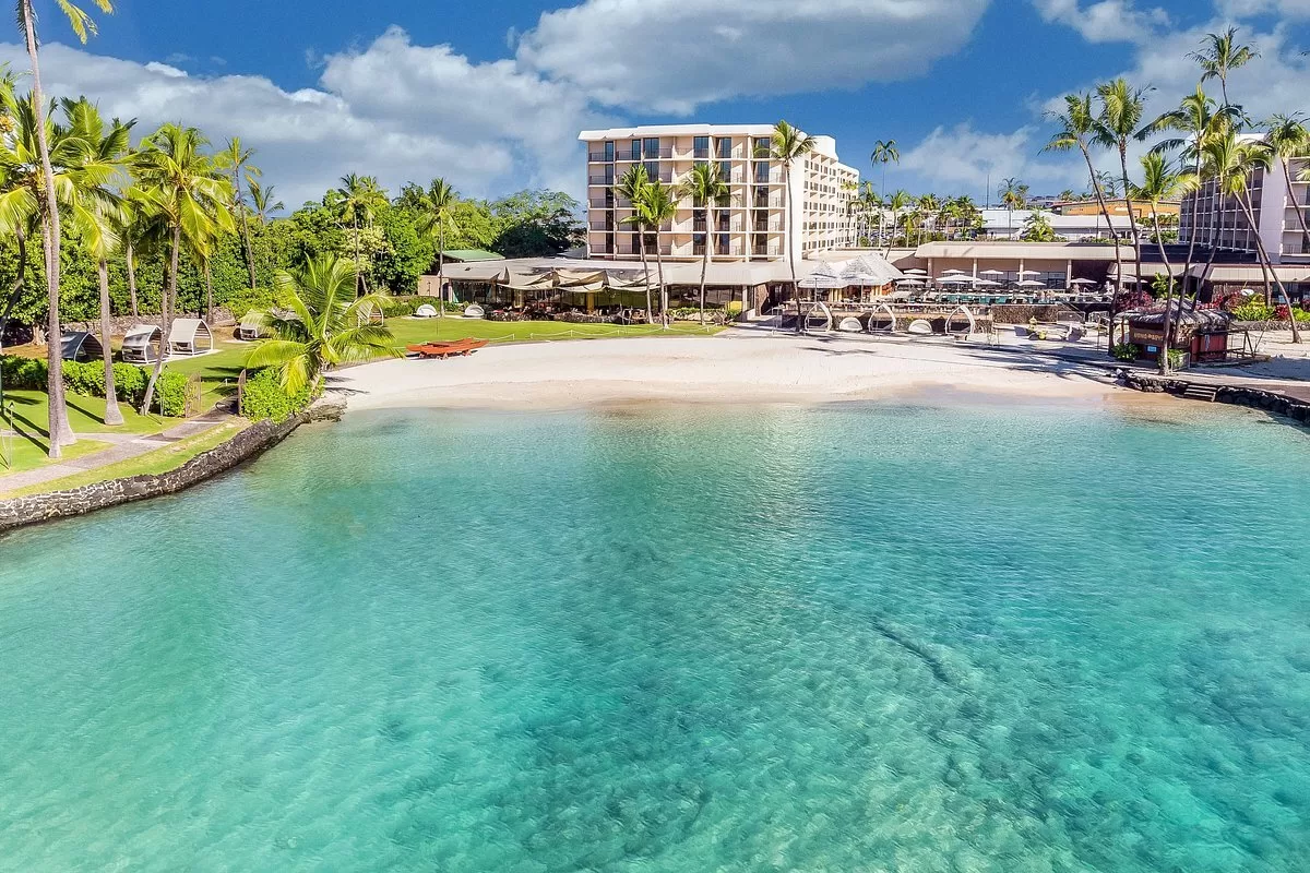 Exterior van het Hotel Courtyard by Marriott King Kamehamehas Kona Beach Hotel Kailua Kona aan het strand