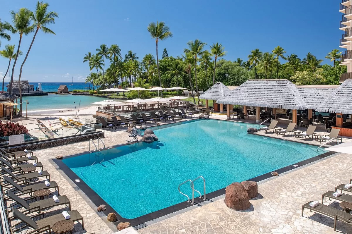 Buitenzwembad aan het strand van het Hotel Courtyard by Marriott King Kamehamehas Kona Beach Hotel Kailua Kona