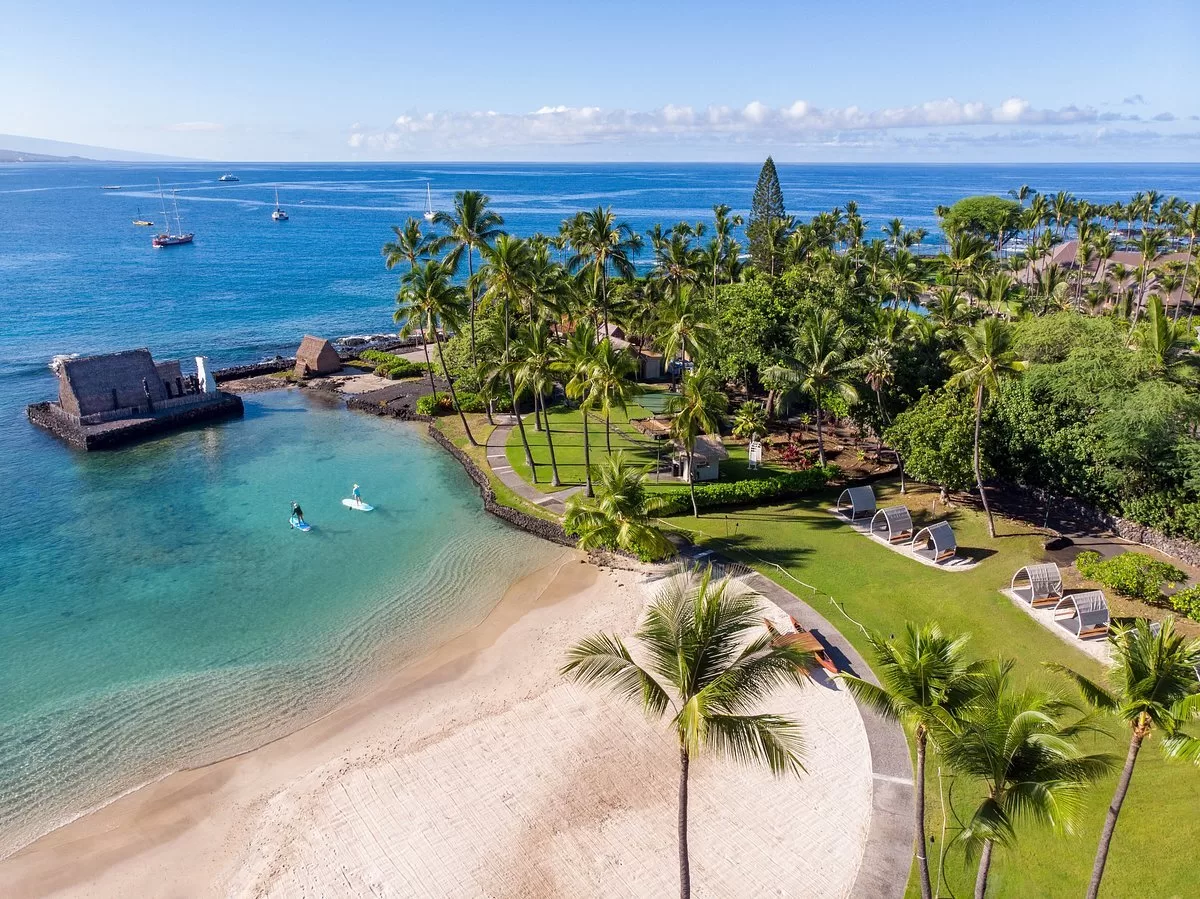 Luchtfoto van het Hotel Courtyard by Marriott King Kamehamehas Kona Beach Hotel Kailua Kona aan het strand