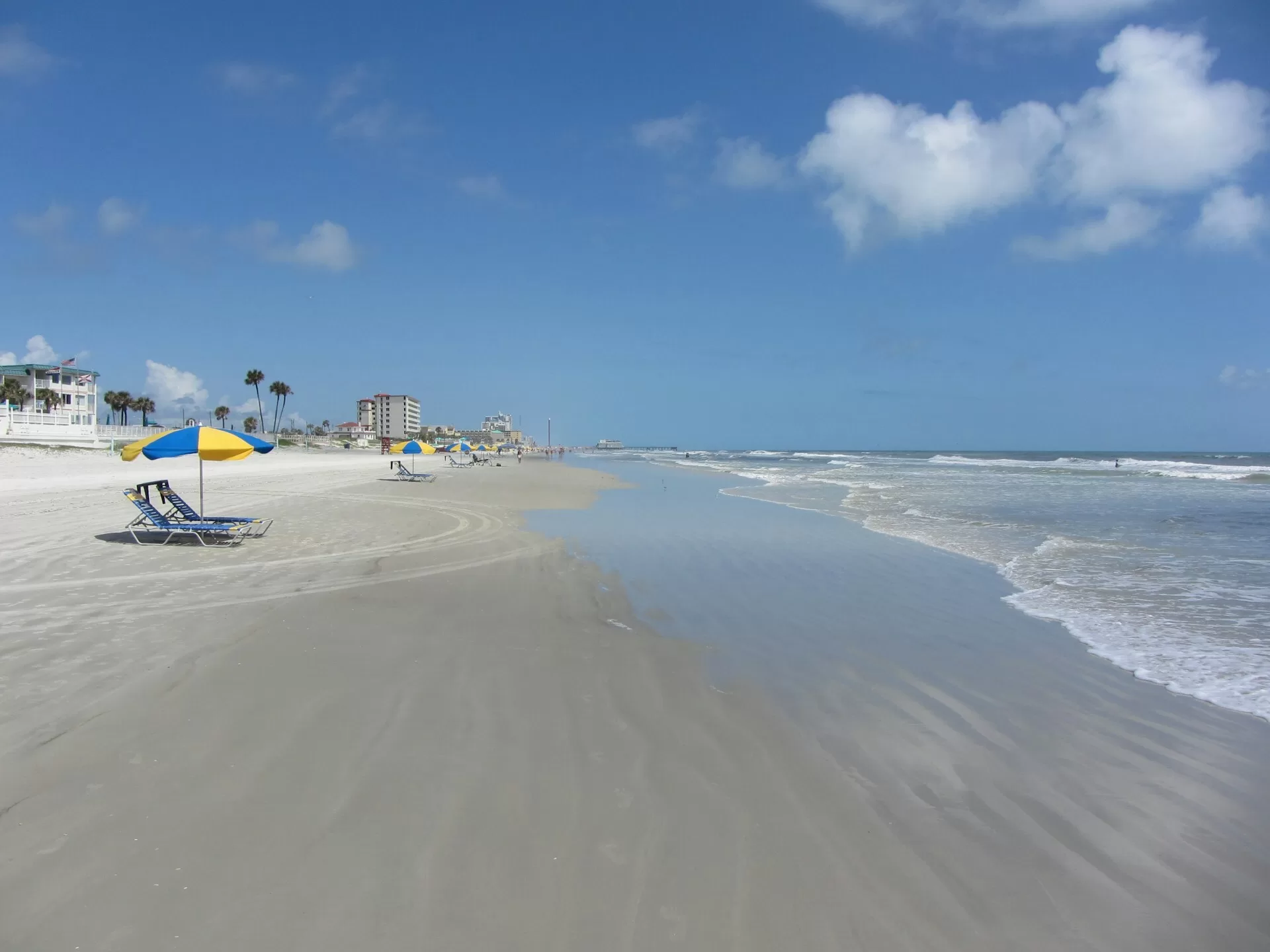 Het strand van Daytona Beach met ligstoelen