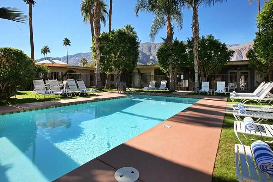 Buitenzwembad bij het Hotel 7 Springs Inn Suites Palm Spring met bergen op de achtergrond