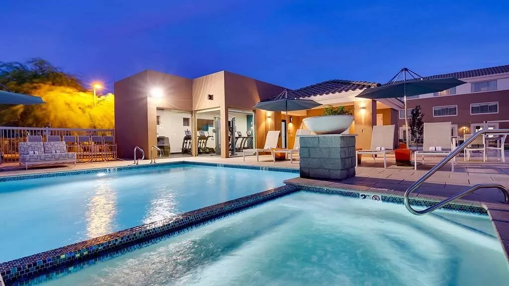 Buitenzwembad met jacuzzi bij het Hotel Aiden by Best Western Scottsdale North