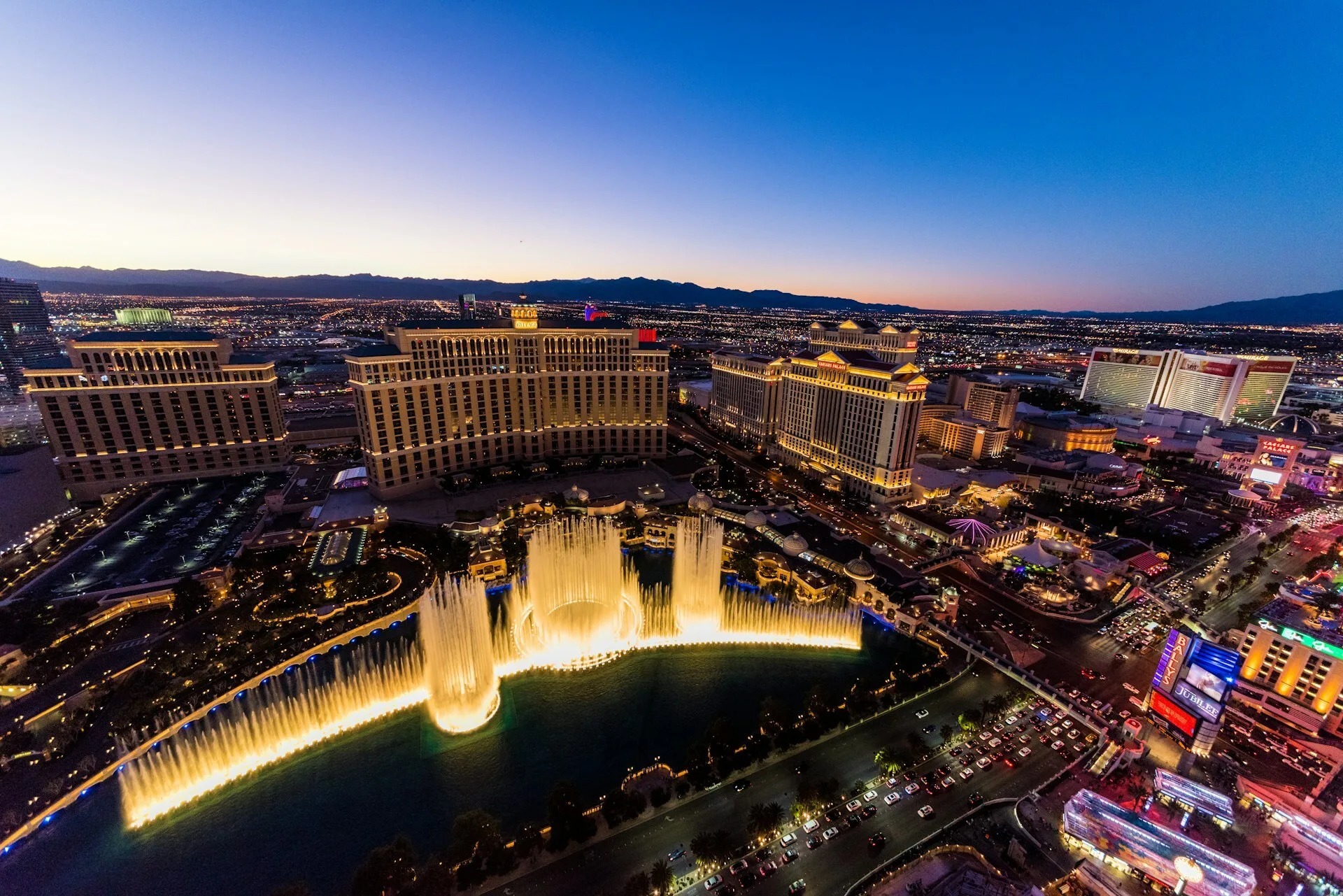 Foto aus der Luft von den Bellagio Fountains bei Sonnenuntergang in Las Vegas