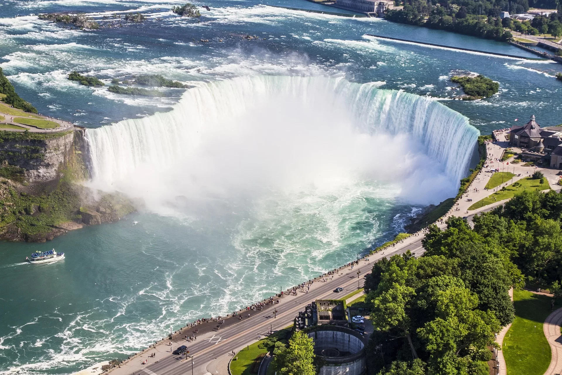 Blick von einem hohen Aussichtspunkt über die Niagarafälle
