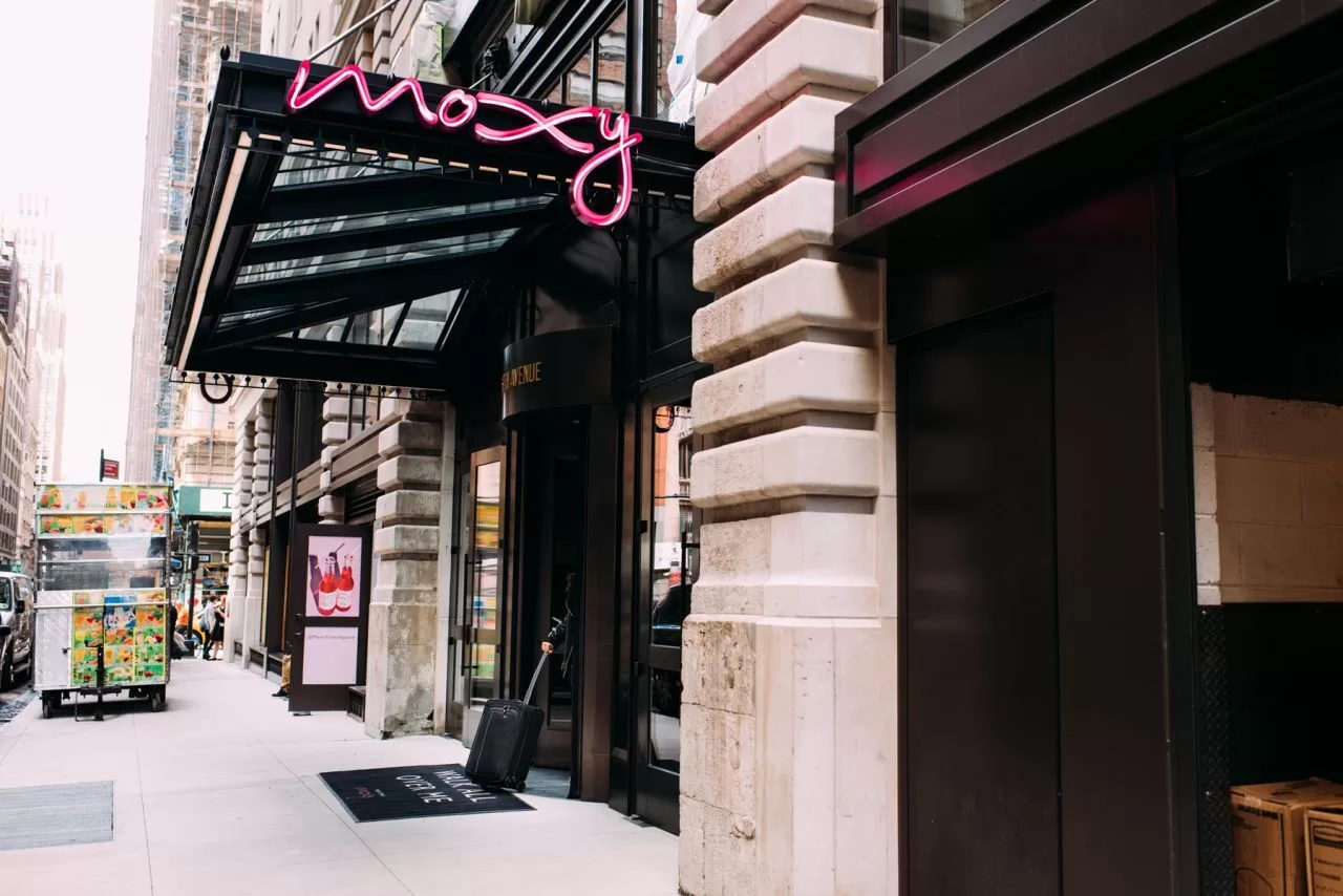Hoofdingang van het Moxy NYC Downtown Times Square