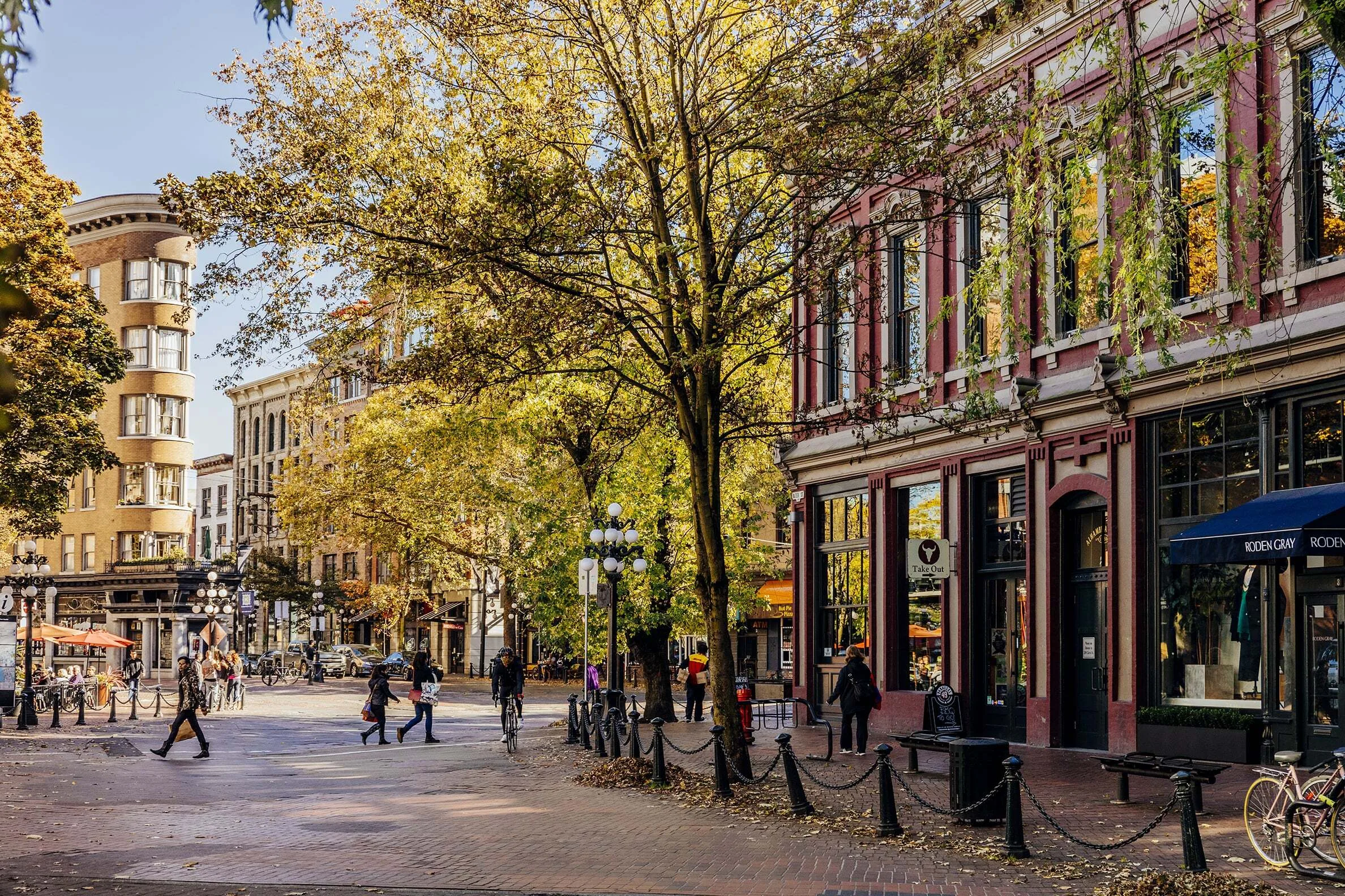 Mensen wandelend door Gastown Water Street in Vancouver, British Columbia