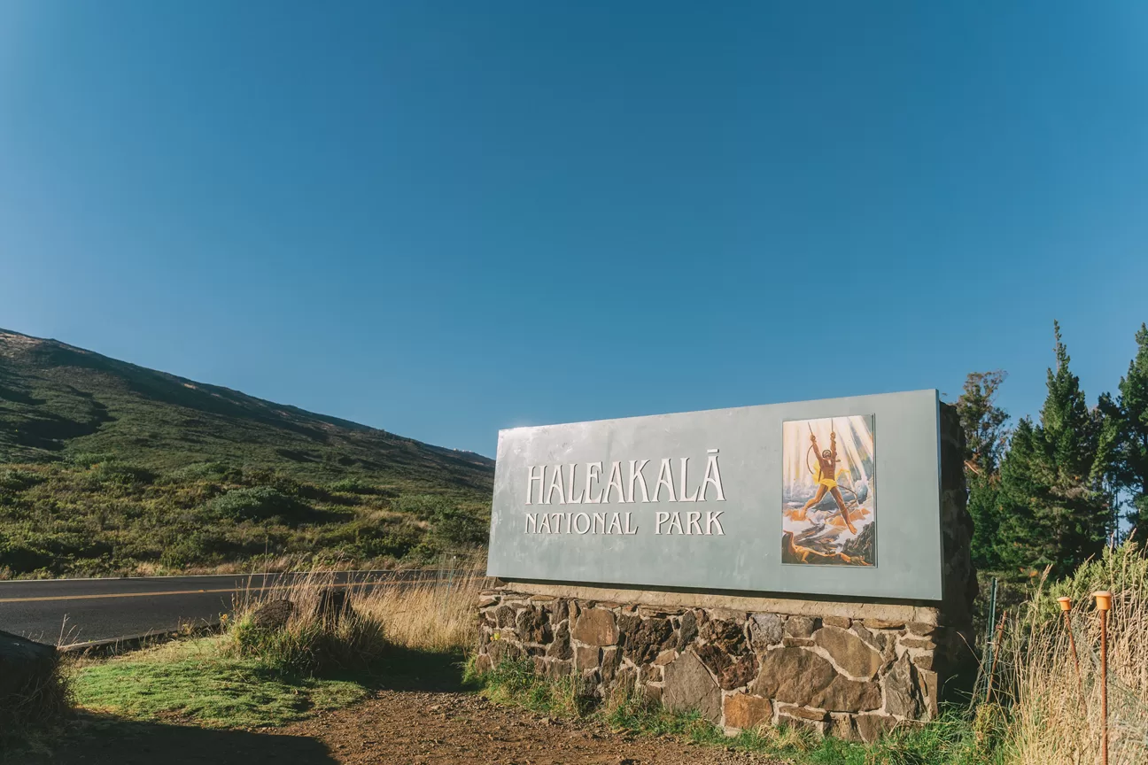 Het welkomstbord van Haleakala National Park op Maui