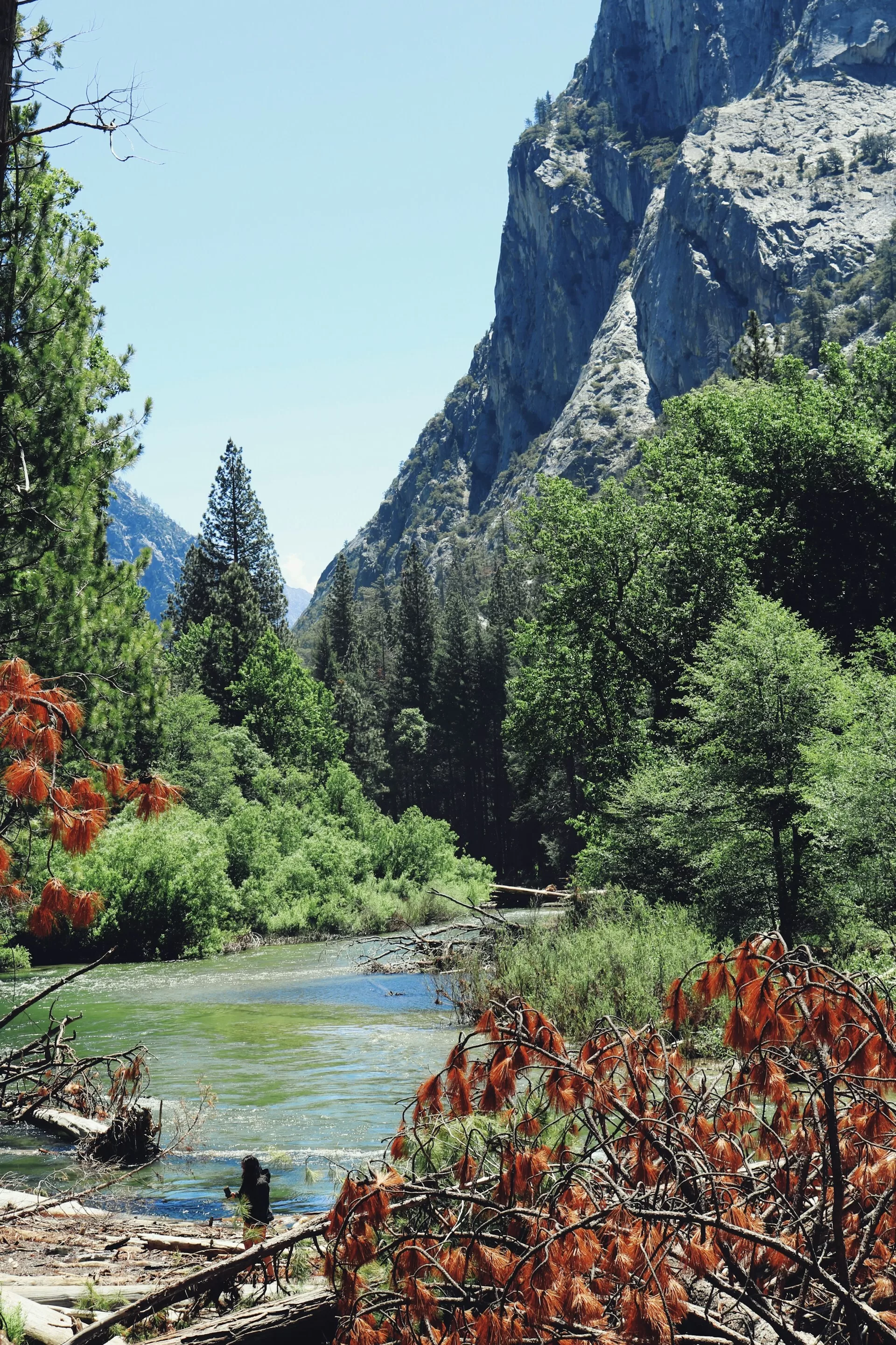 Een meertje naast een berg in Kings Canyon National Park