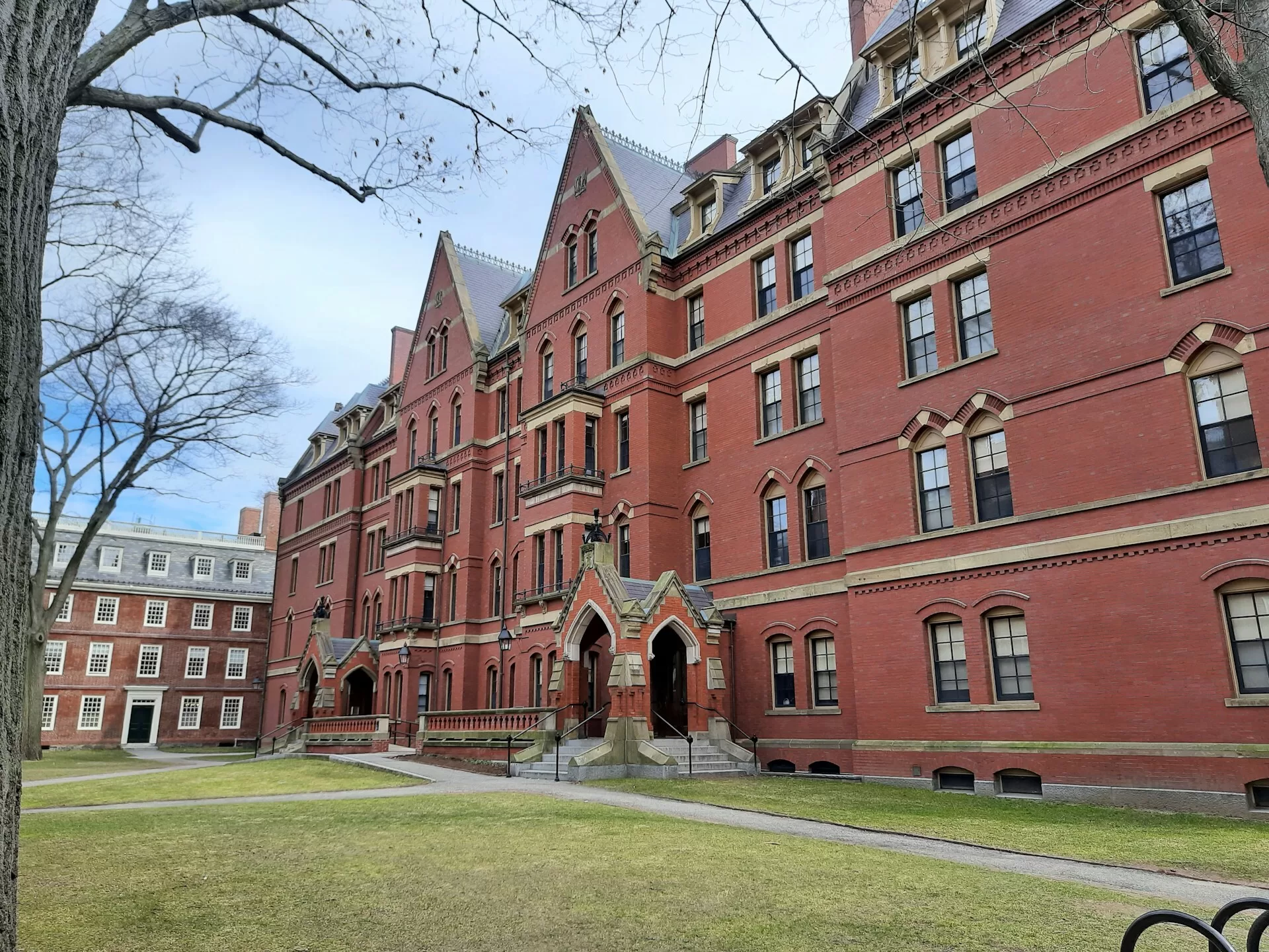 De voorkant van een gebouw dat onderdeel is van Harvard University in Cambridge, Massachusetts