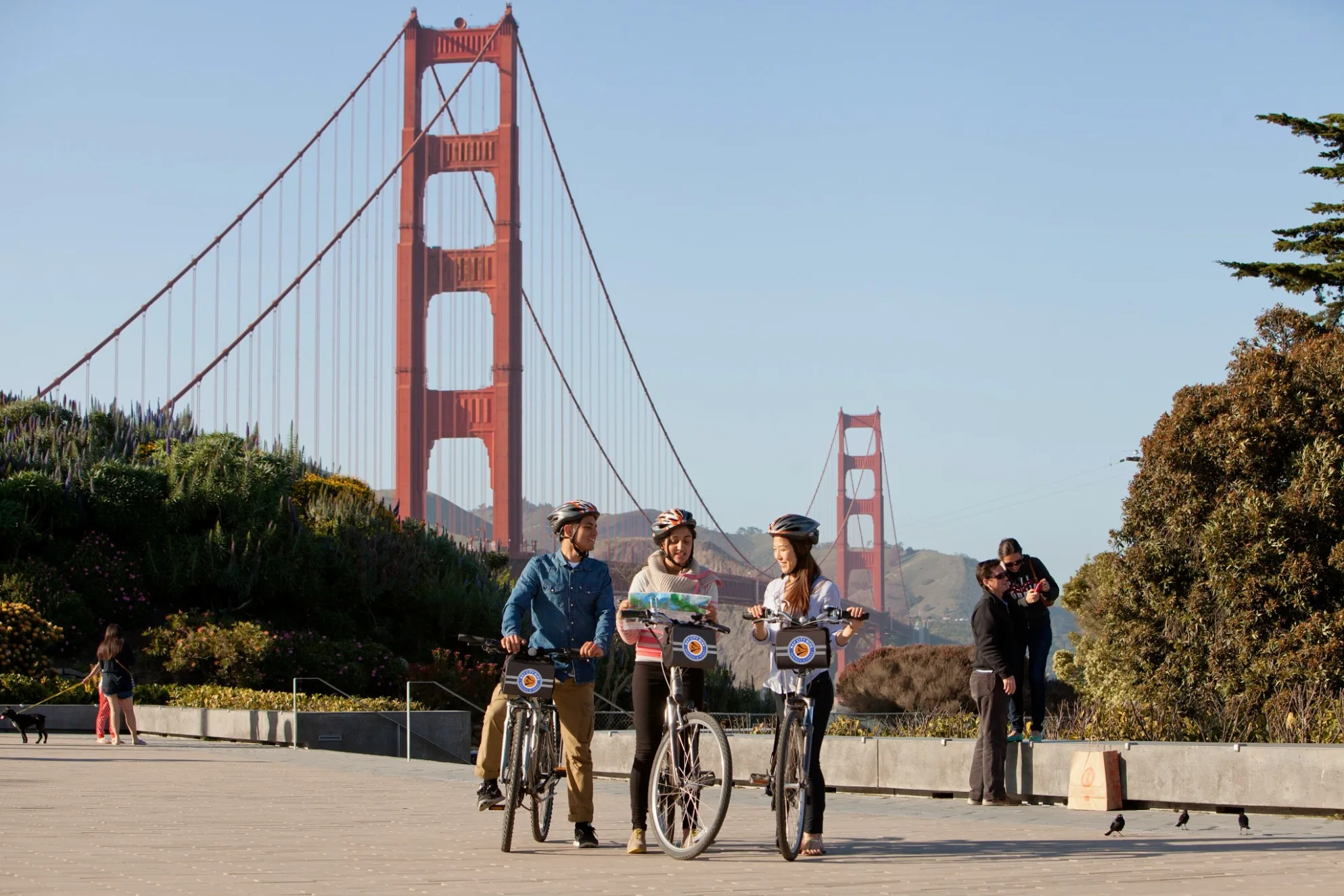 Menschen mit Fahrrädern, im Hintergrund die Golden Gate Bridge