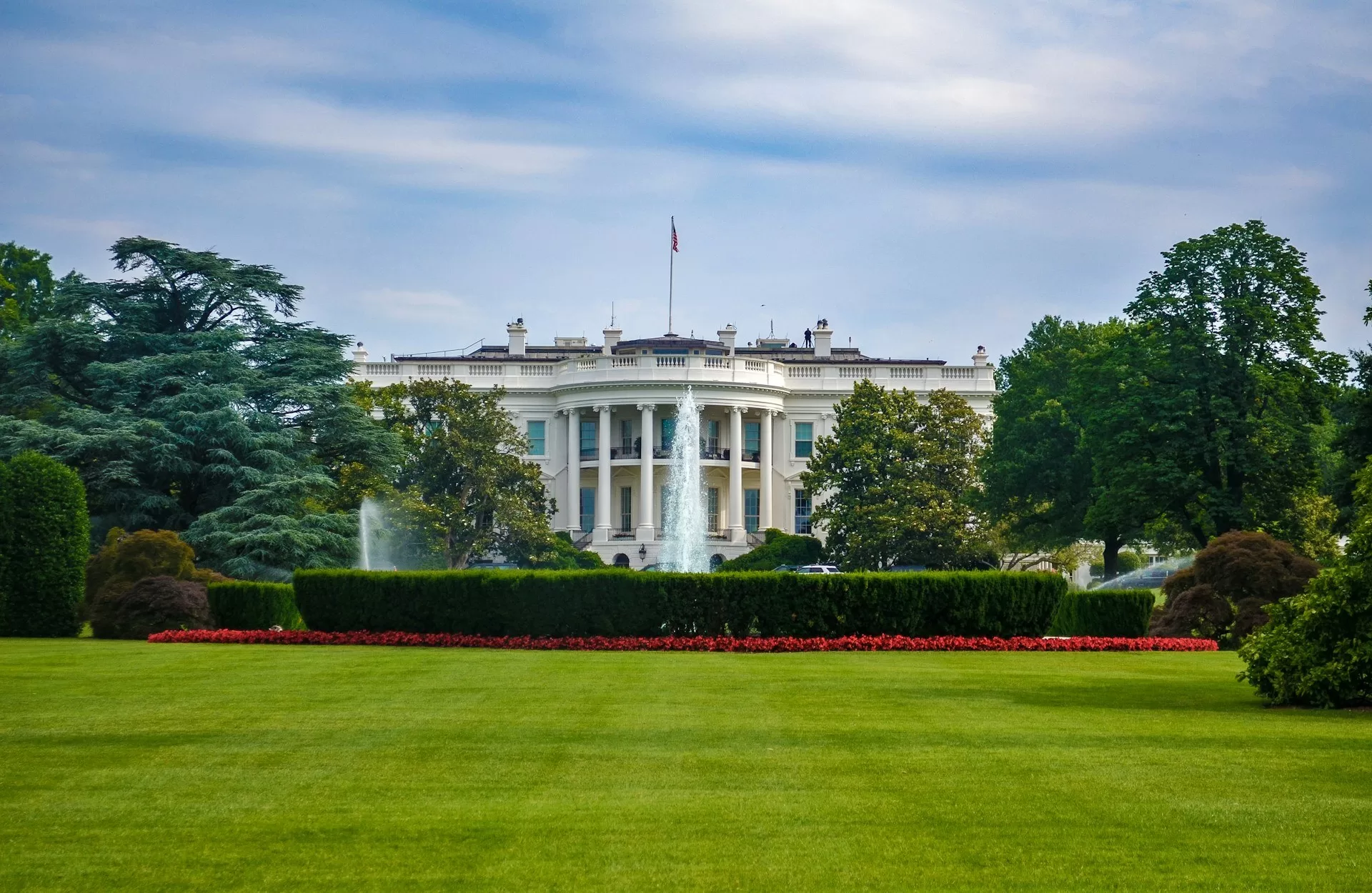 Blick auf den Springbrunnengarten des Weißen Hauses in Washington