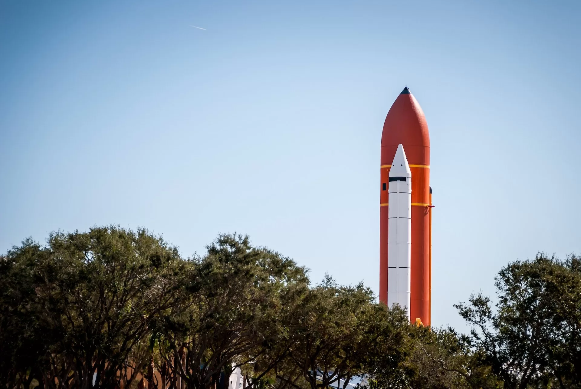 Een raket die klaarstaat voor lancering in het Kennedy Space Center in Florida
