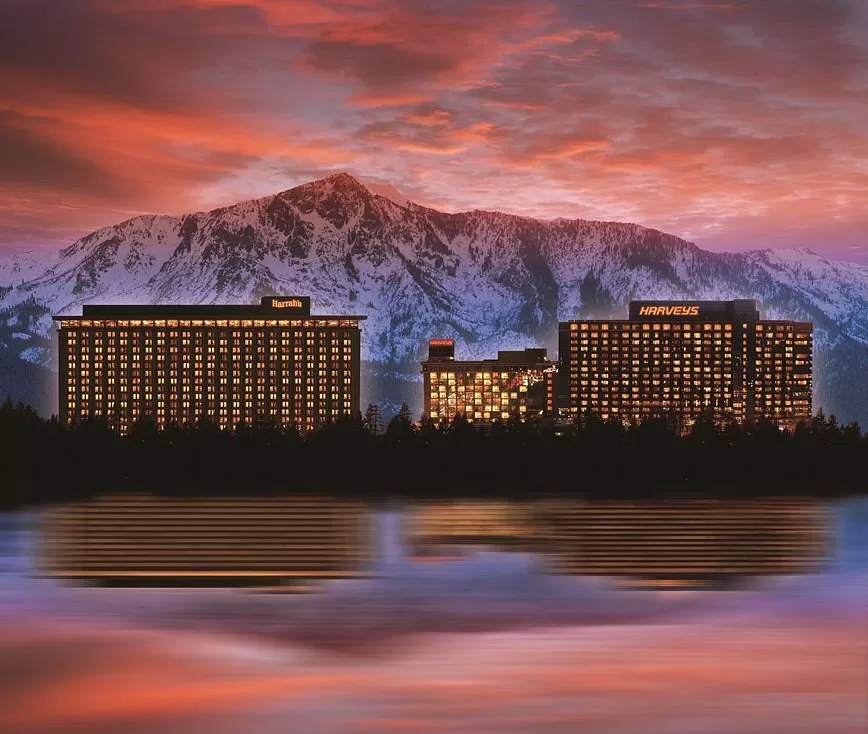 Exterior van het Hotel Harrah Lake Tahoe met besneeuwde bergen op de achtergrond