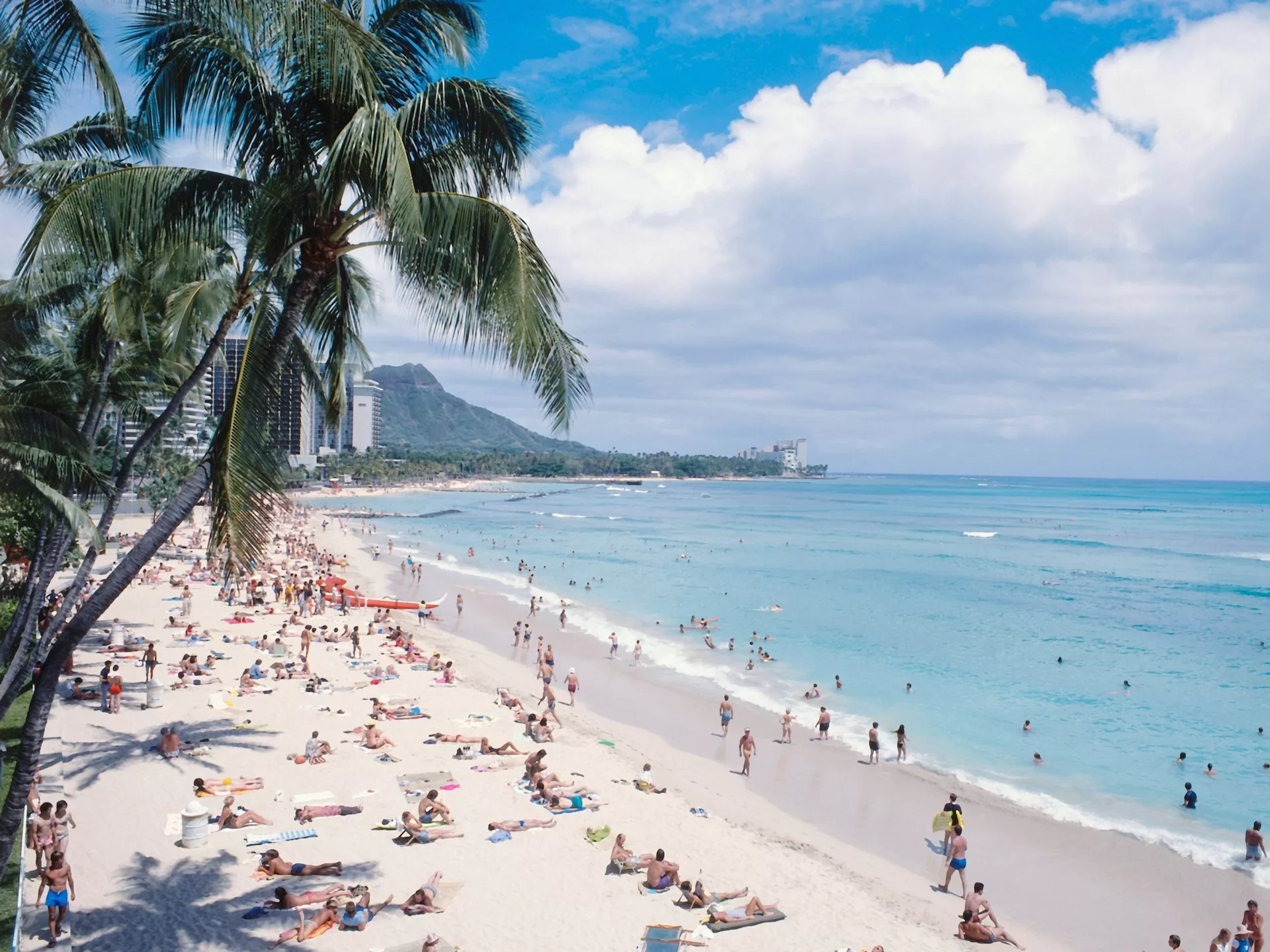 Zonnende mensen op Waikiki Beach, Oahu
