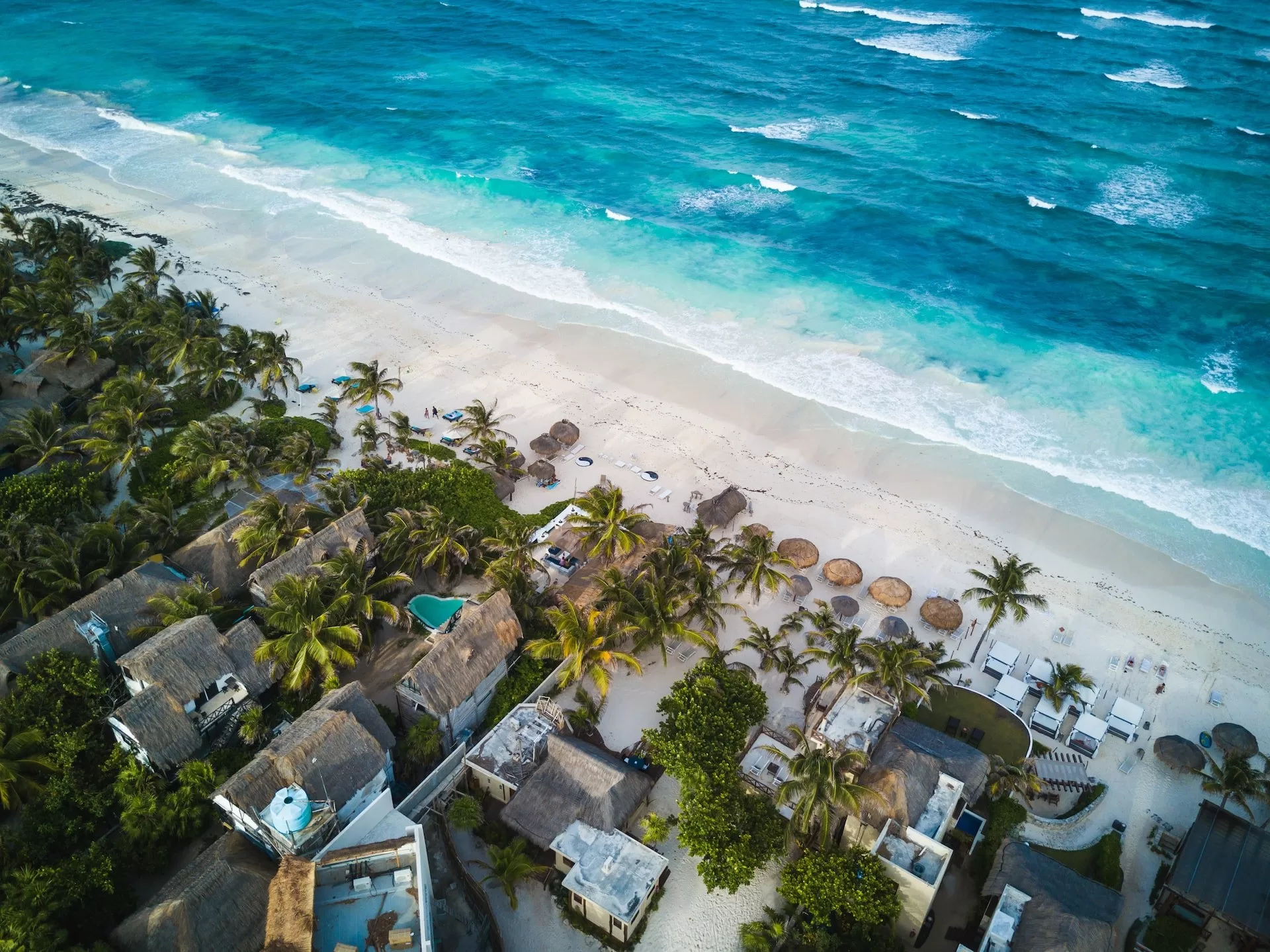 Aerial foto van huizen op het strand van Tulum in Mexico