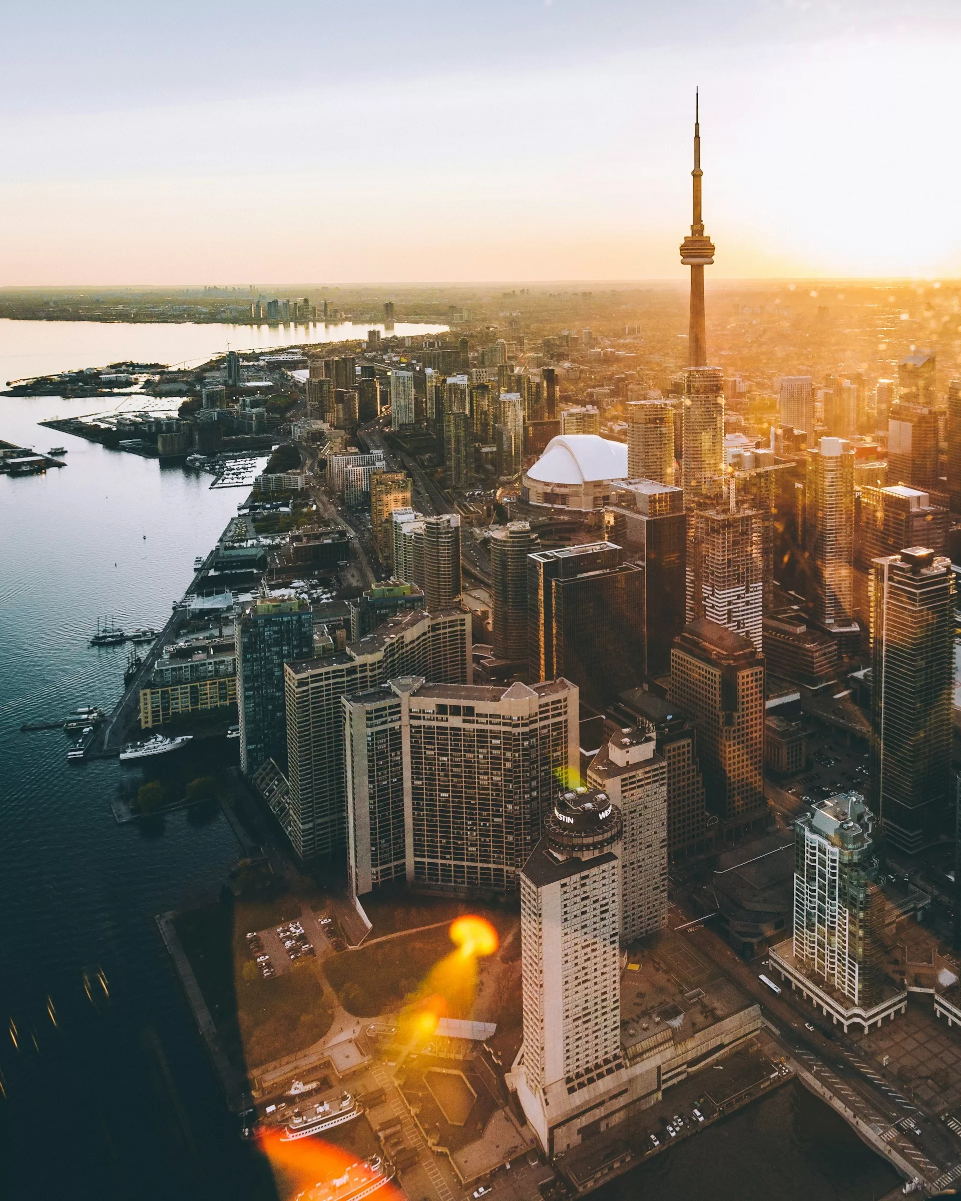 Luftaufnahme des Stadtzentrums von Toronto bei Sonnenuntergang