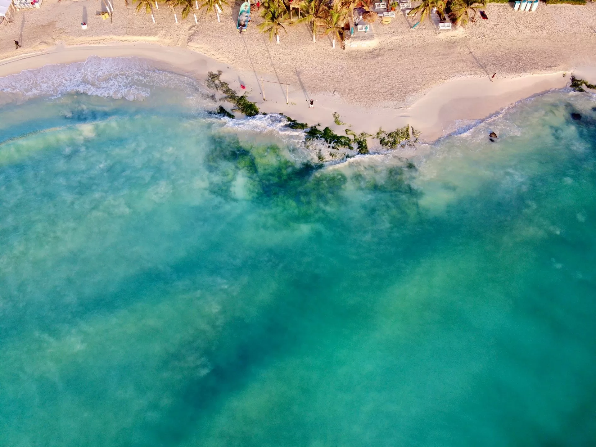 Het strand en de zee van Playa del Carmen van bovenaf
