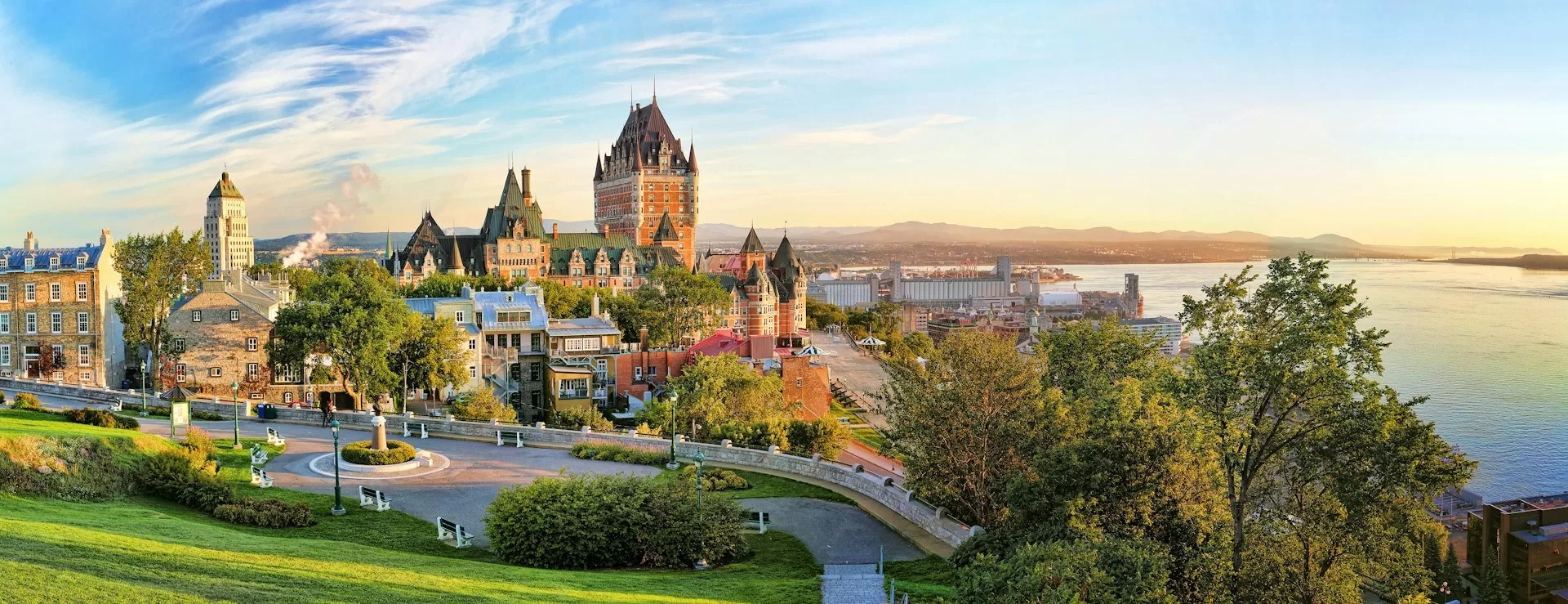 Luftaufnahme von Alt-Quebec, Kanada, mit klarer Sicht auf den Turm und die historischen Gebäude in Vieux Québec.