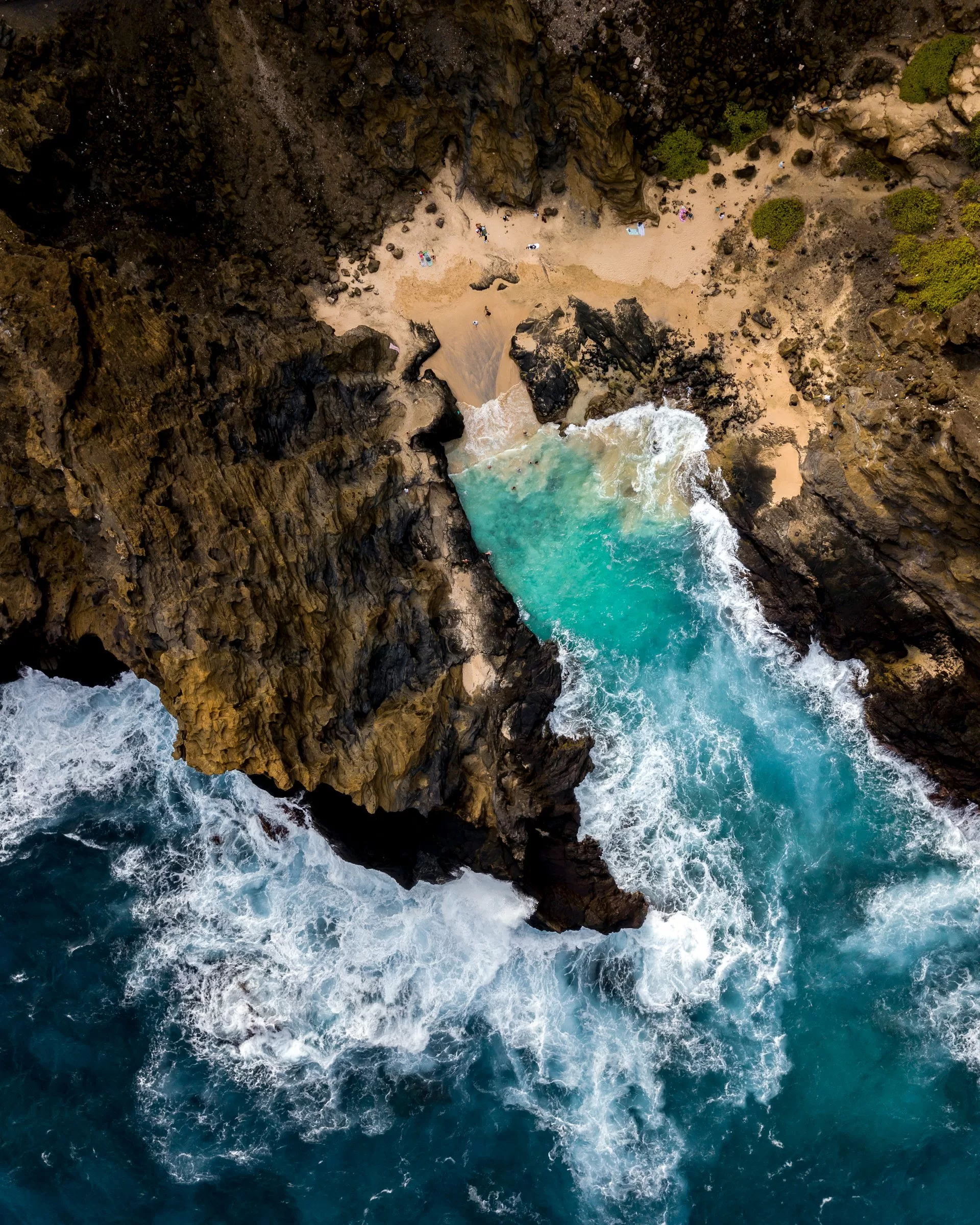 Luftaufnahme von North Shore Waialua Oahu Hawaii mit klarem blauem Wasser und Küstenlinie