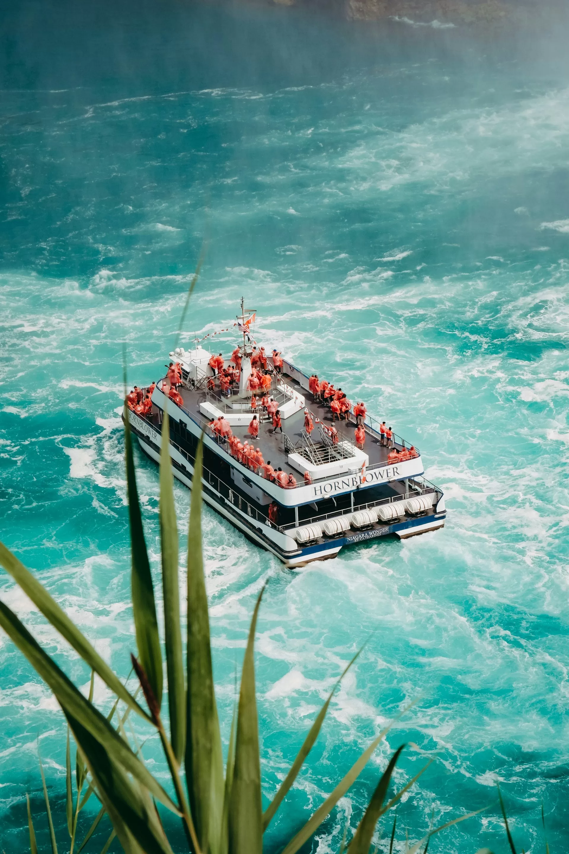 Der Hornblower mit einem Deck voller Touristen unterhalb der Niagarafälle in Kanada