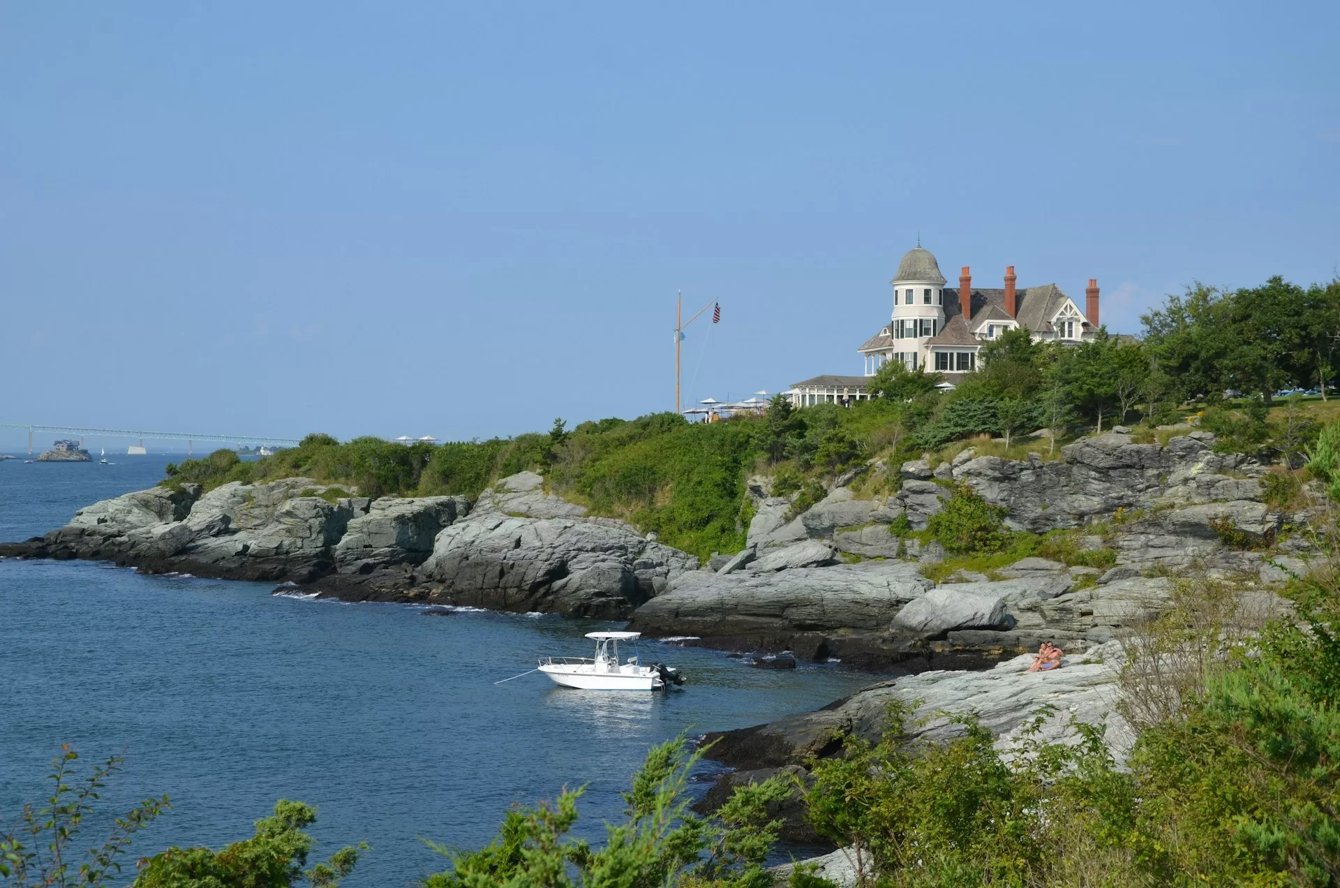 De rotskust van Newport in de staat Rhode Island