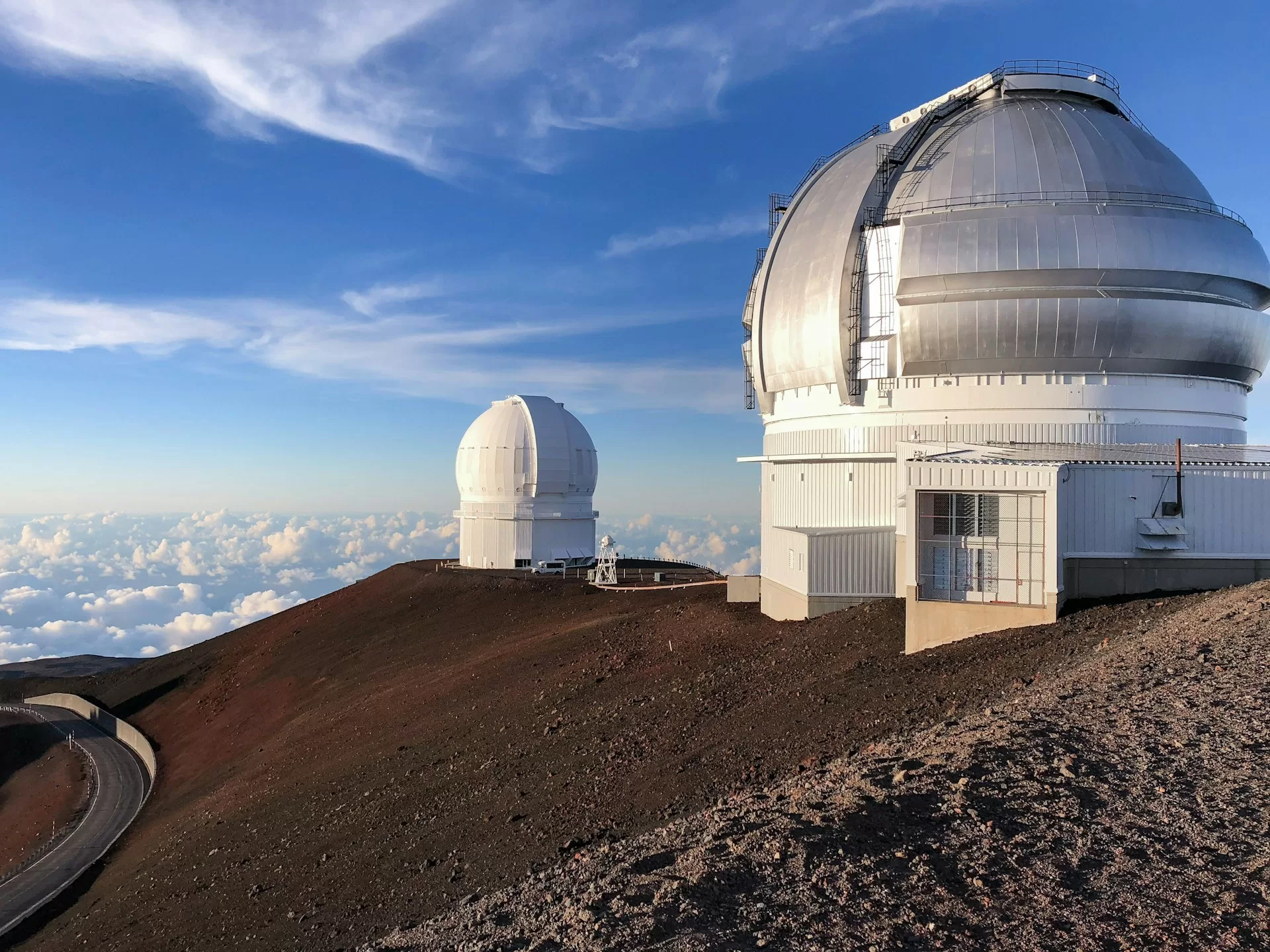 Mauna Kea Observatorium op de top van Mauna Kea, Hawaii, wetenschappelijk centrum en sterrenobservatie