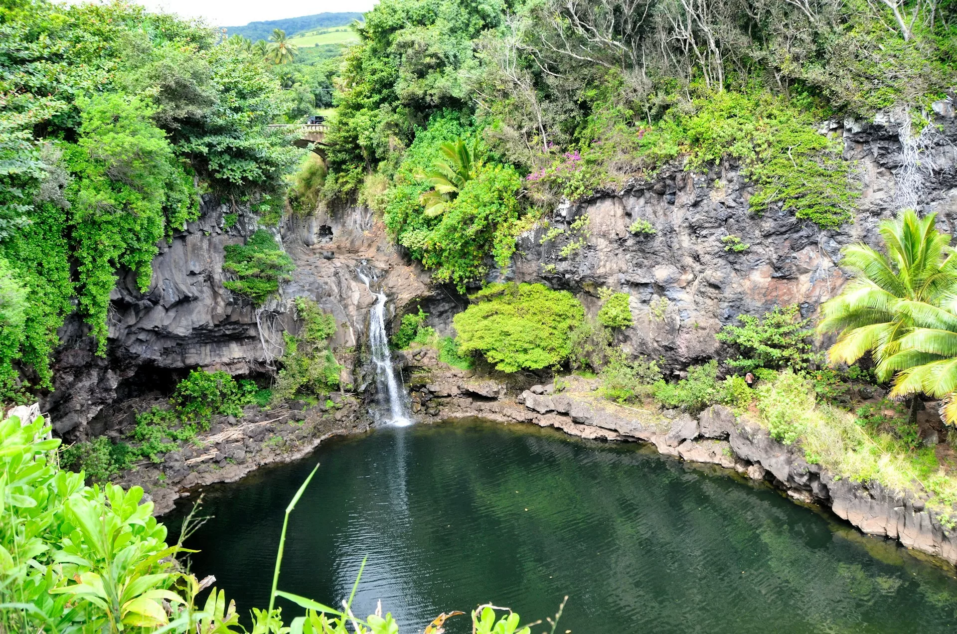 Wasserfall zwischen Felsen in grüner tropischer Landschaft bei Hana, Maui, Hawaii