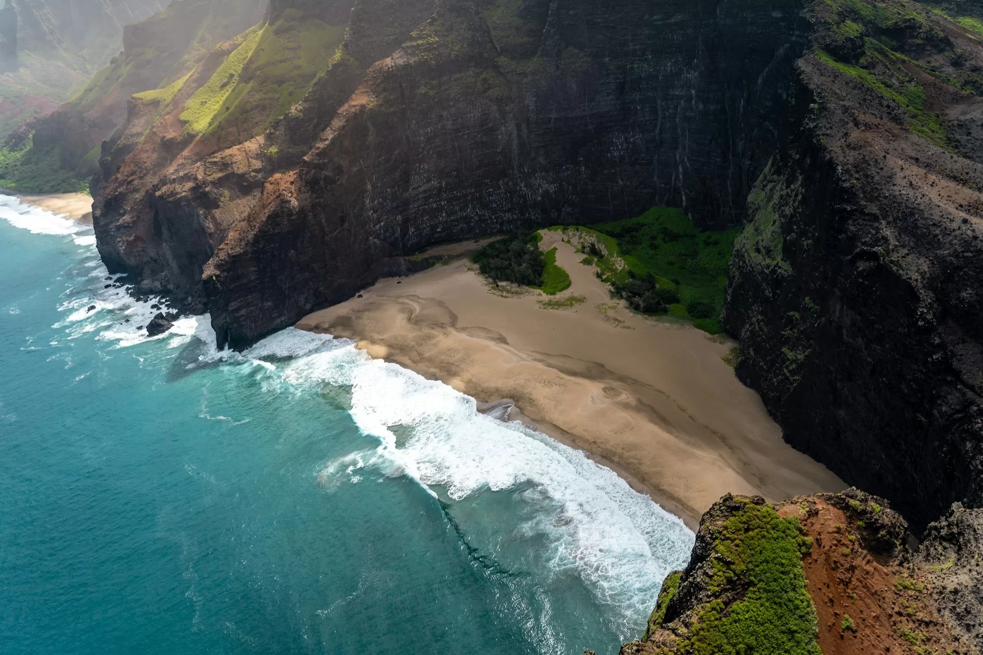 Ein menschenleerer Strand auf Kauai aus einem Hubschrauber heraus.