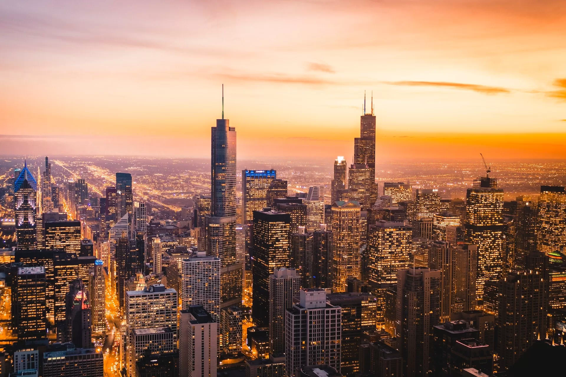 De verlichte wolkenkrabbers van Chicago tijdens een zonsondergang