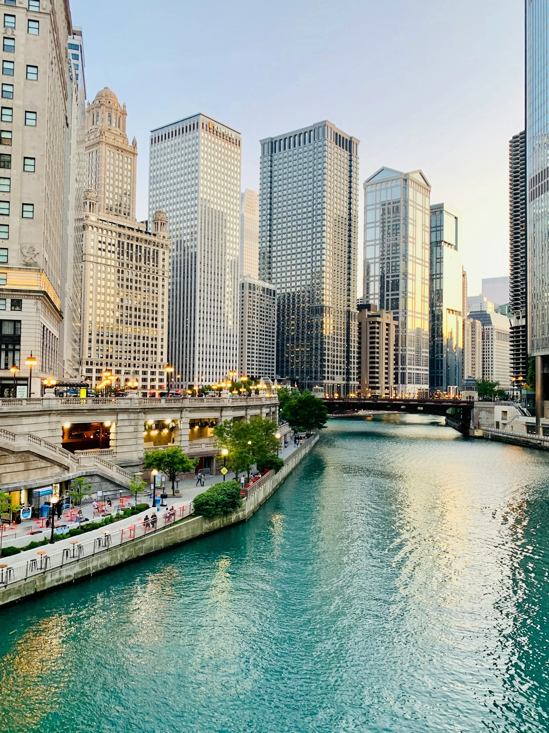Riverwalk in Chicago met wolkenkrabbers op de achtergrond