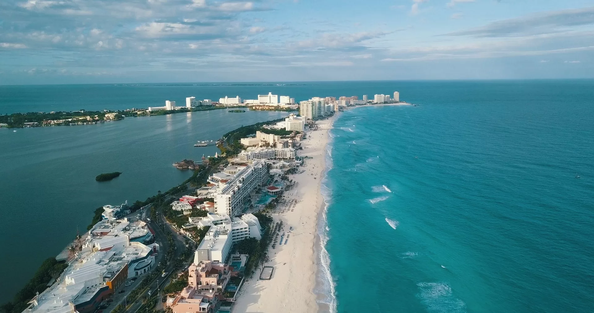 Het strand en de zee van Cancun in Mexico van bovenaf