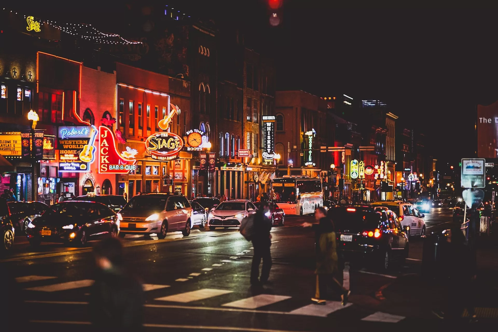 Broadway in de avond in het centrum van Nashville