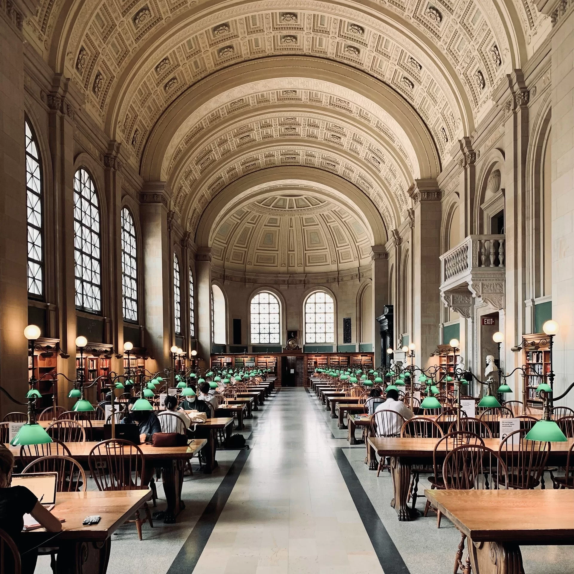 Leeszaal van de Boston Pulic Library, de eerste grote openbare bibliotheek van de USA