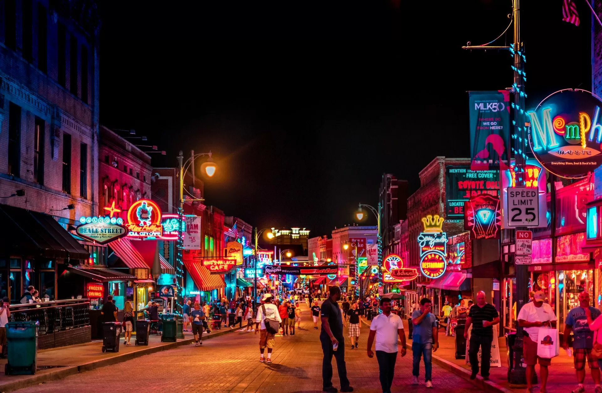 De felgekleurde neon borden in Beale Street bij nacht Memphis Tennessee